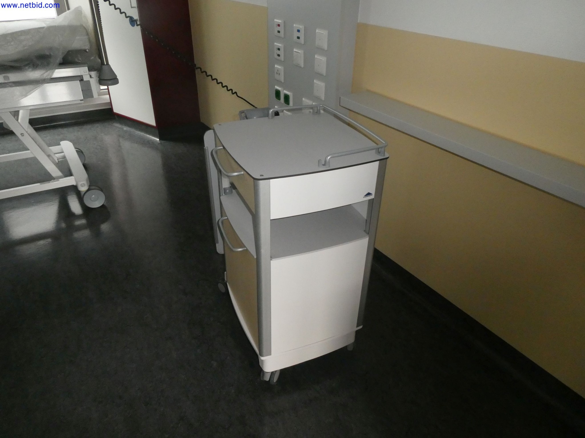 Medyczne urządzenia techniczne, wyposażenie i meble szpitalne-3