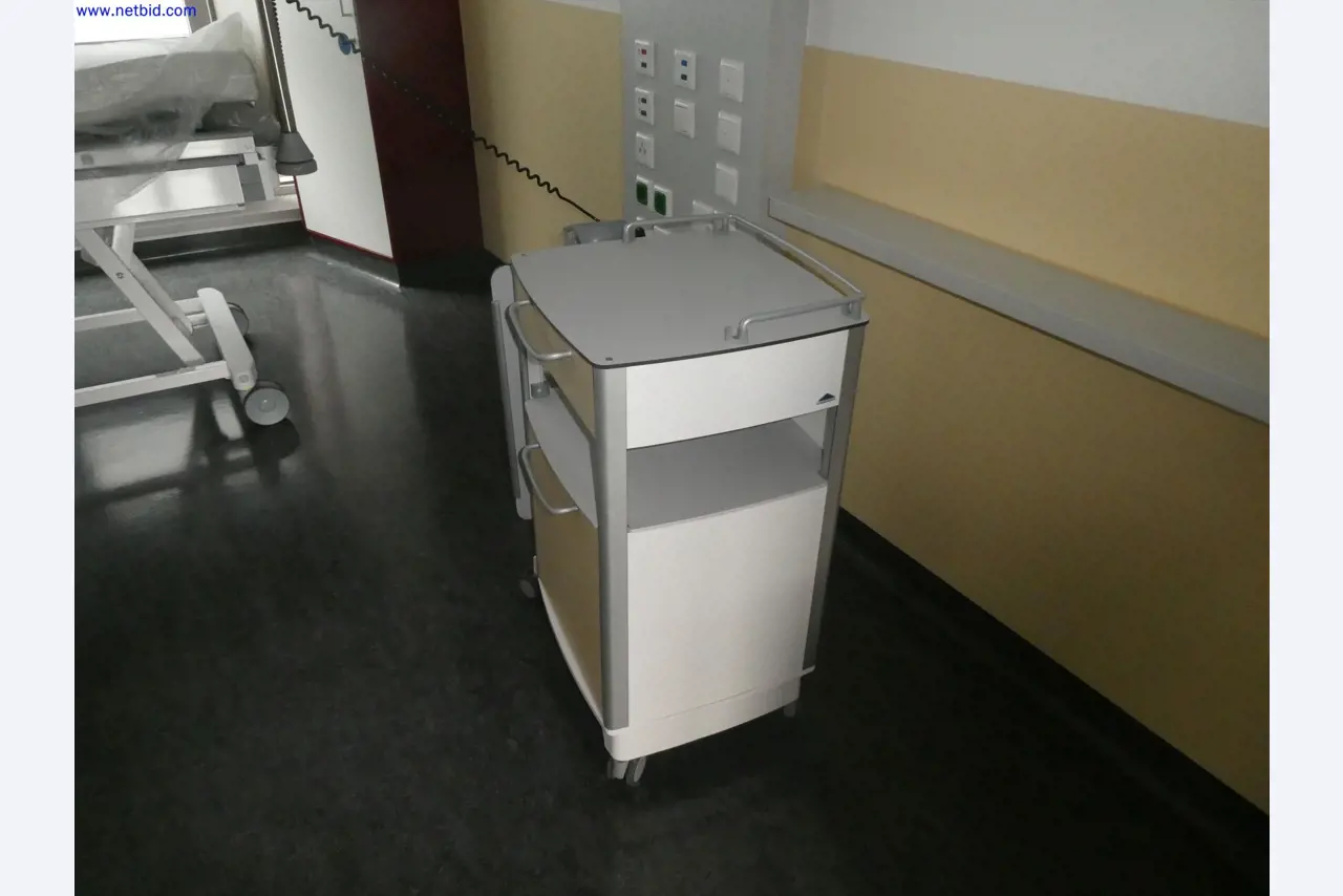 Medyczne urządzenia techniczne, wyposażenie i meble szpitalne-3