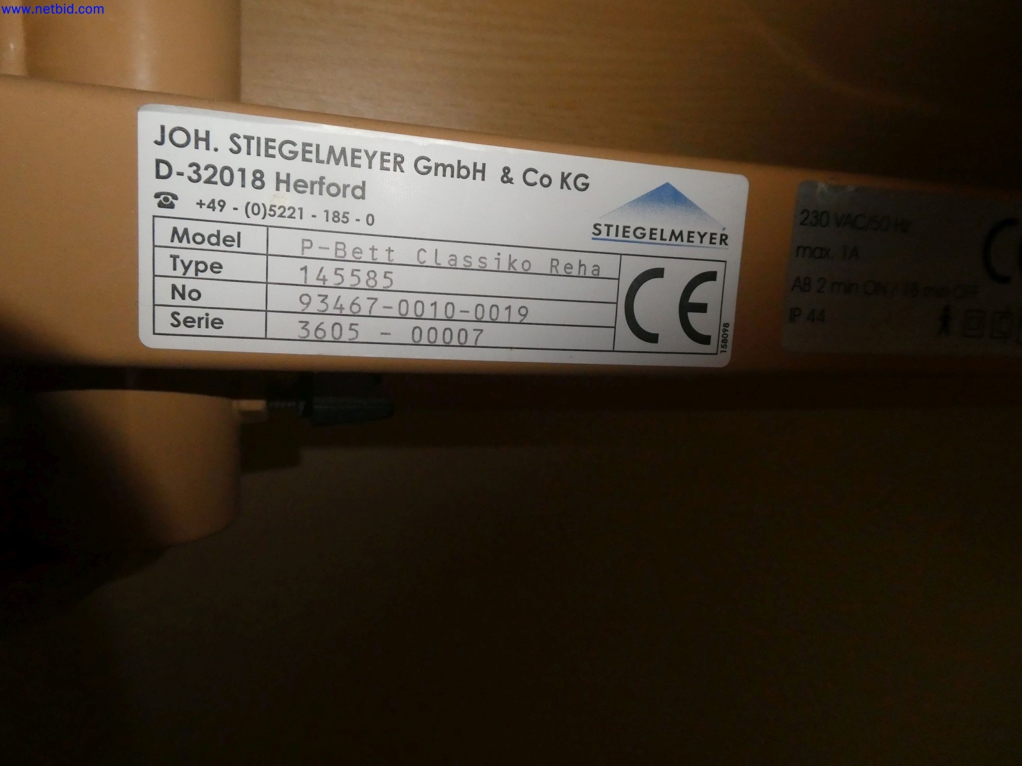 Medyczne urządzenia techniczne, wyposażenie i meble szpitalne-4