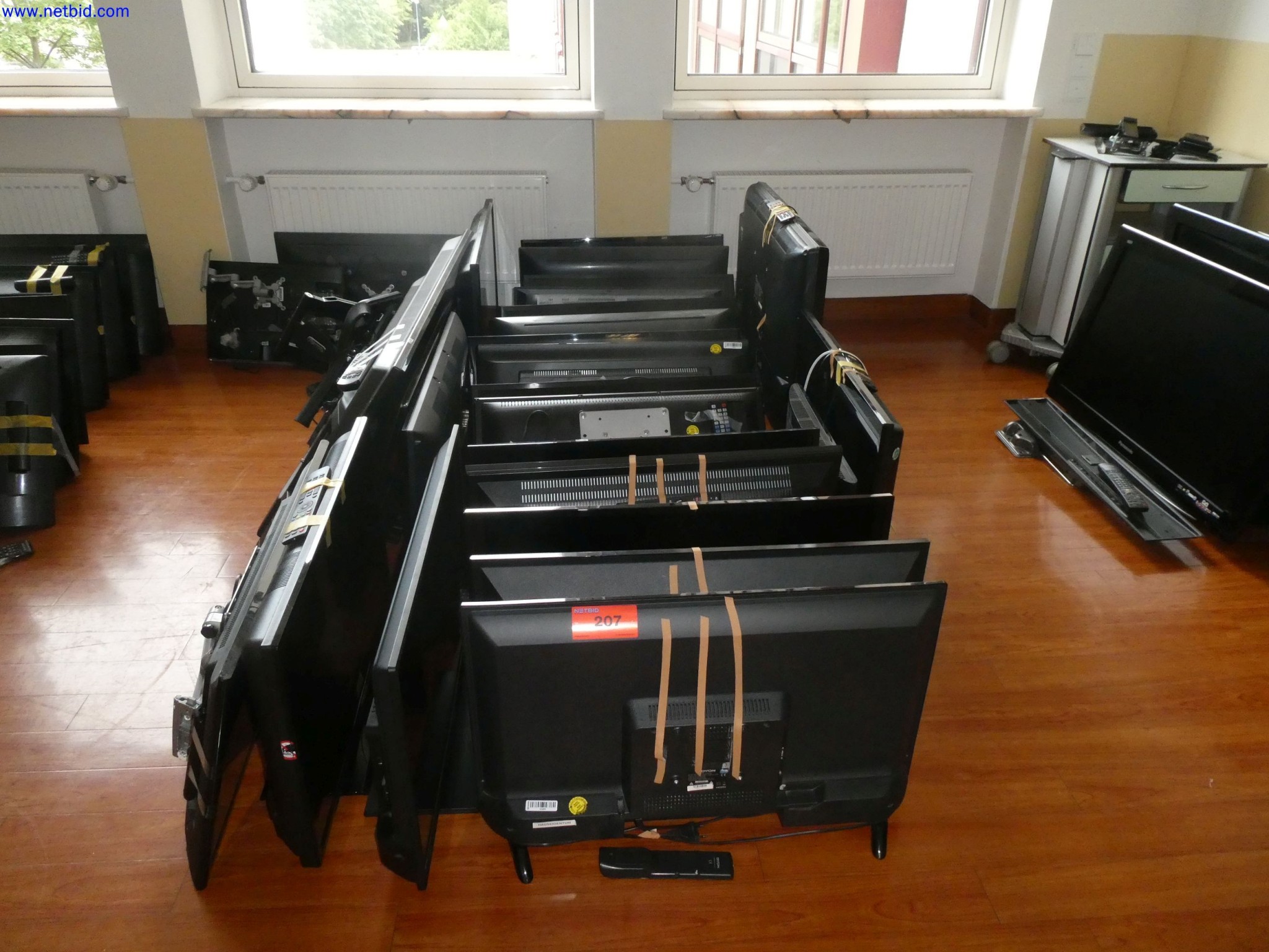 Medyczne urządzenia techniczne, wyposażenie i meble szpitalne-2