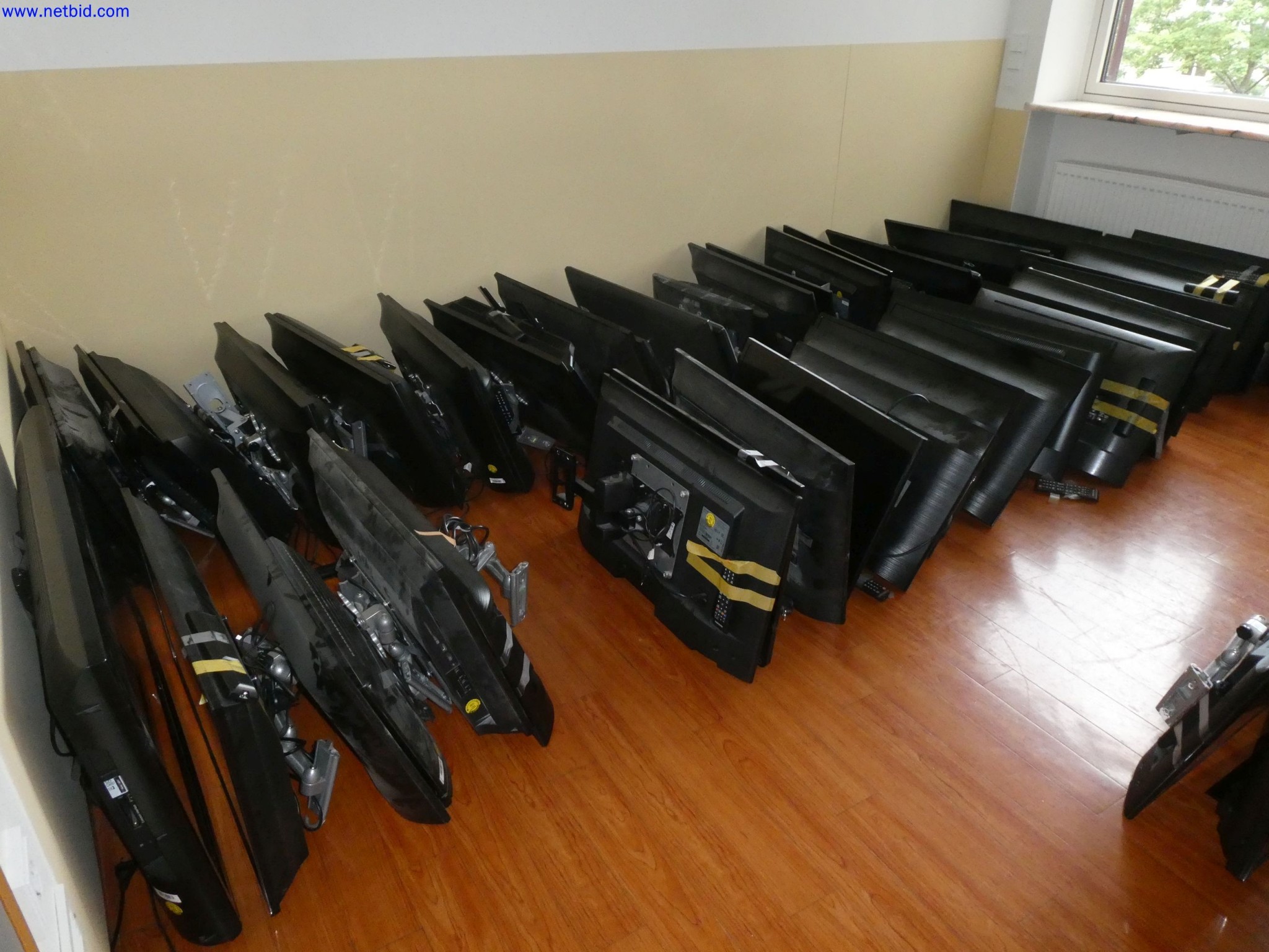 Medyczne urządzenia techniczne, wyposażenie i meble szpitalne-3