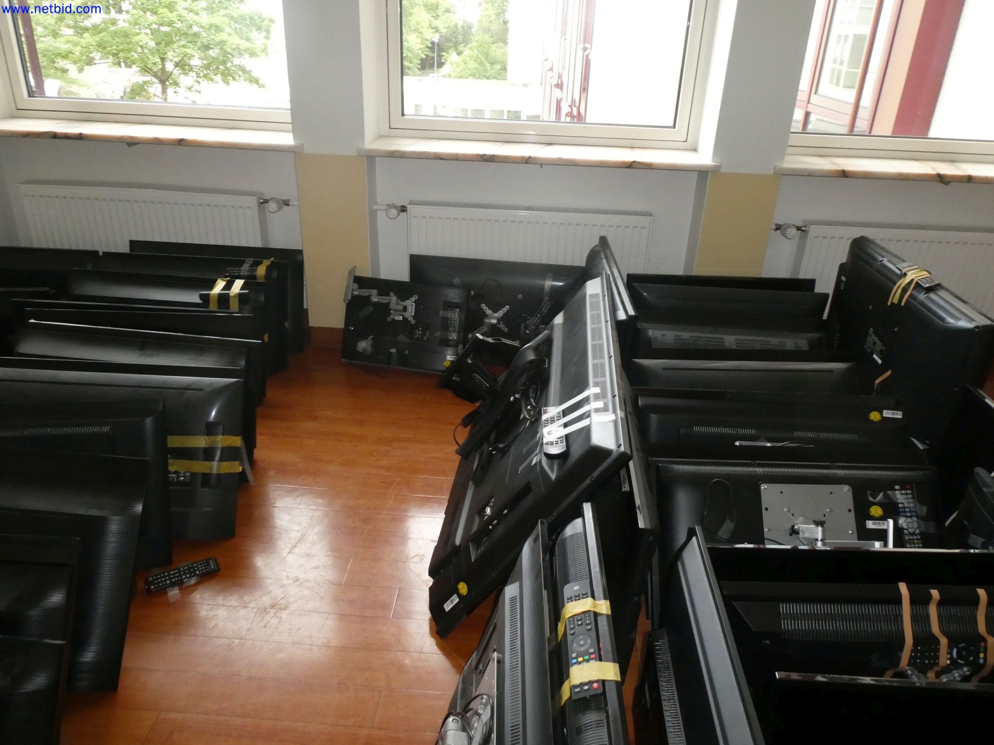 Medyczne urządzenia techniczne, wyposażenie i meble szpitalne-4