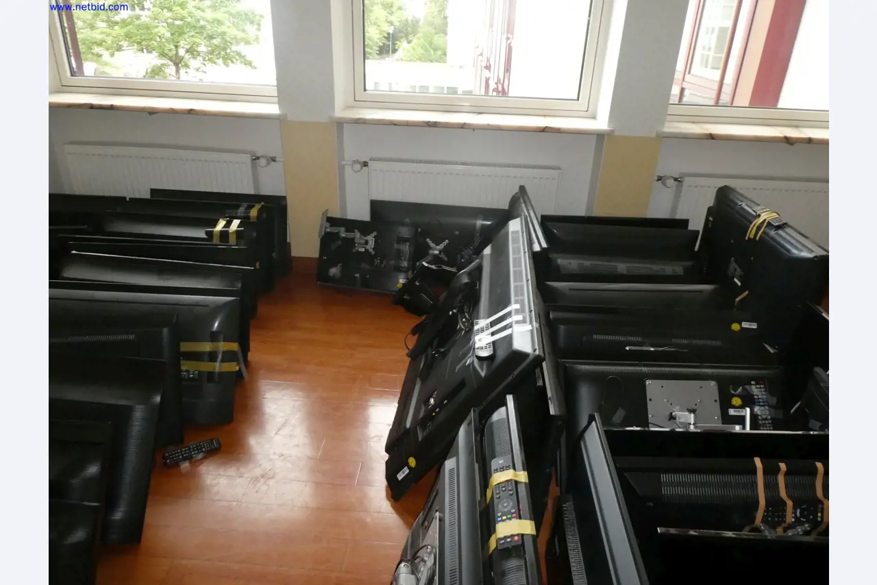 Medyczne urządzenia techniczne, wyposażenie i meble szpitalne-4