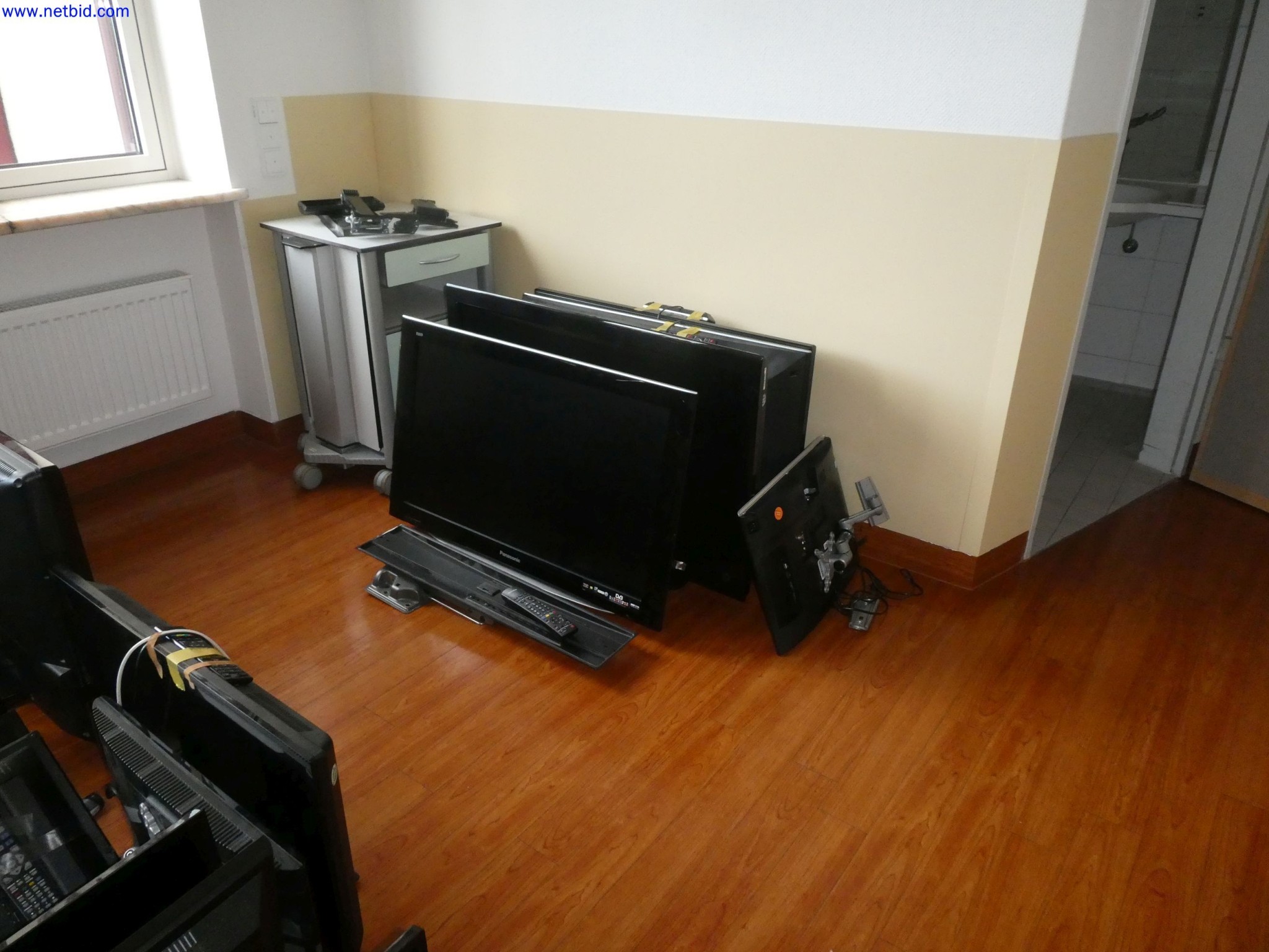 Medyczne urządzenia techniczne, wyposażenie i meble szpitalne-5