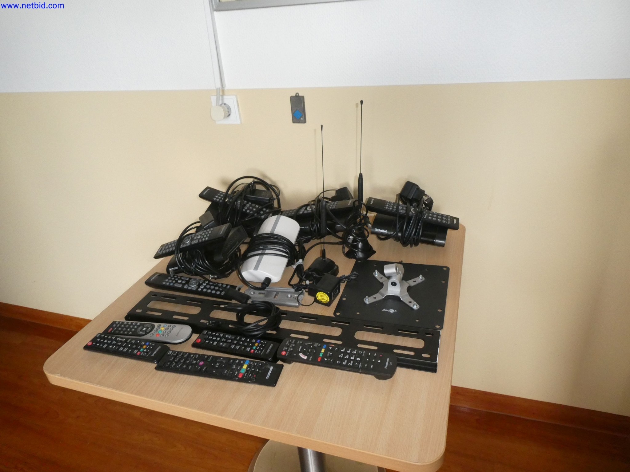 Medyczne urządzenia techniczne, wyposażenie i meble szpitalne-6