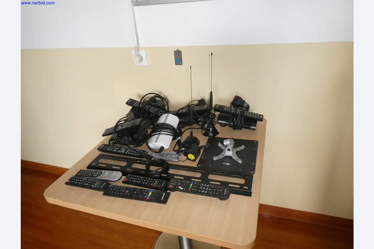 Medyczne urządzenia techniczne, wyposażenie i meble szpitalne-6