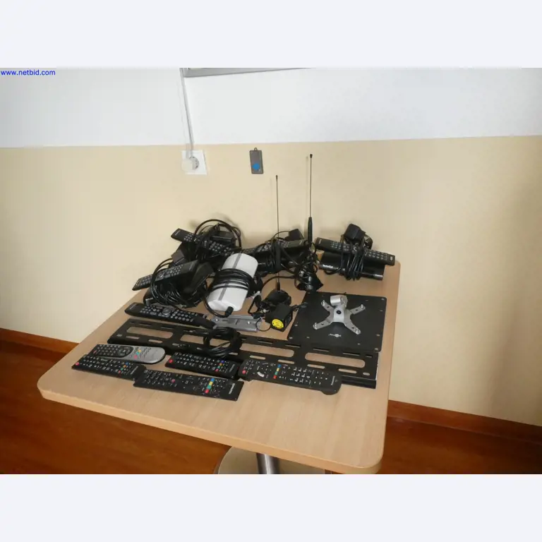 Medyczne urządzenia techniczne, wyposażenie i meble szpitalne-6