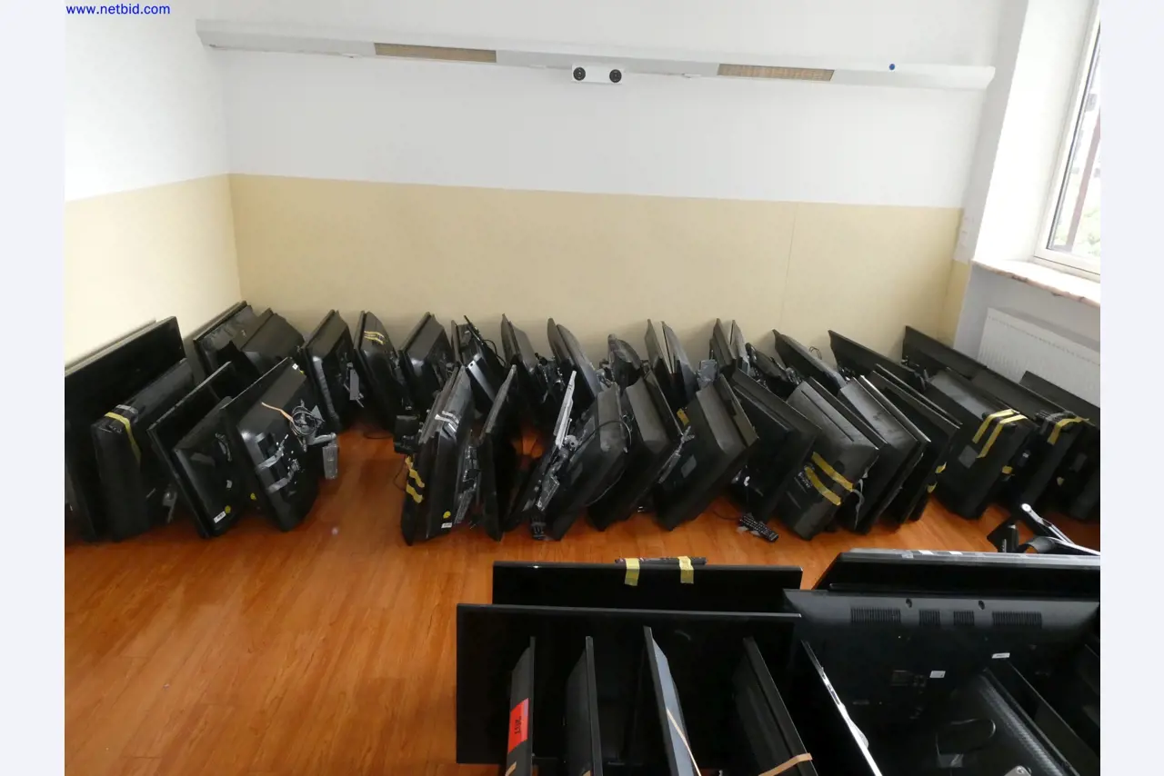 Medyczne urządzenia techniczne, wyposażenie i meble szpitalne-8