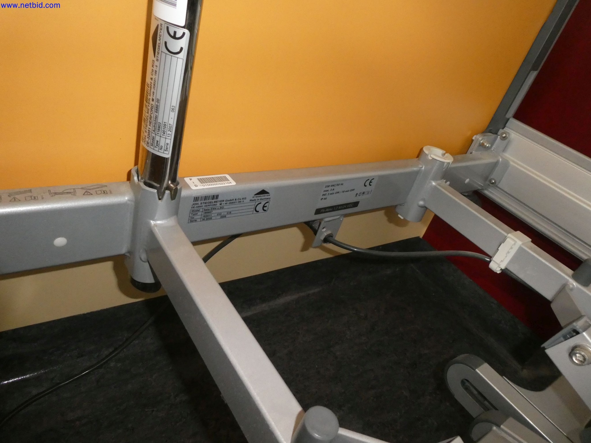 Medyczne urządzenia techniczne, wyposażenie i meble szpitalne-3