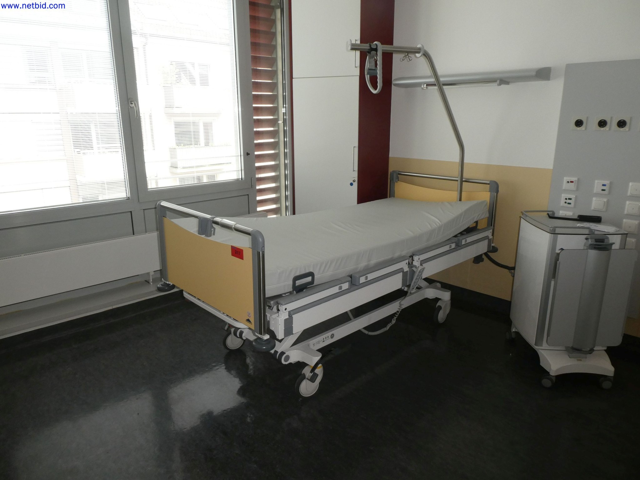 Medyczne urządzenia techniczne, wyposażenie i meble szpitalne-4