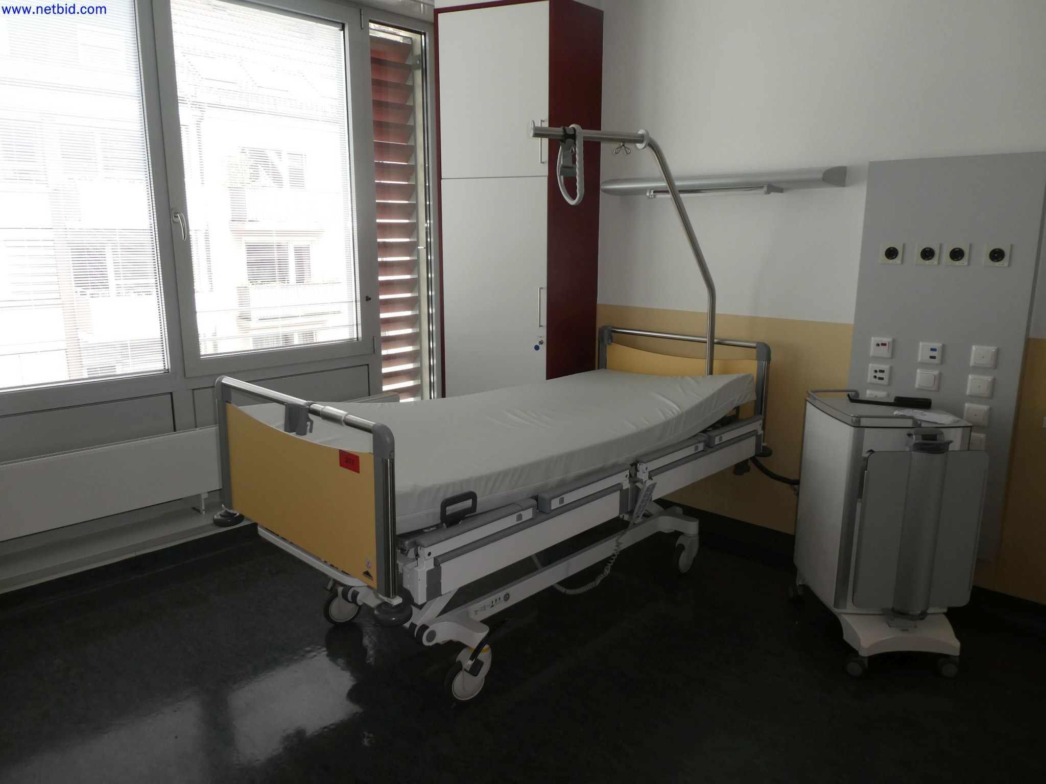 Medyczne urządzenia techniczne, wyposażenie i meble szpitalne-5