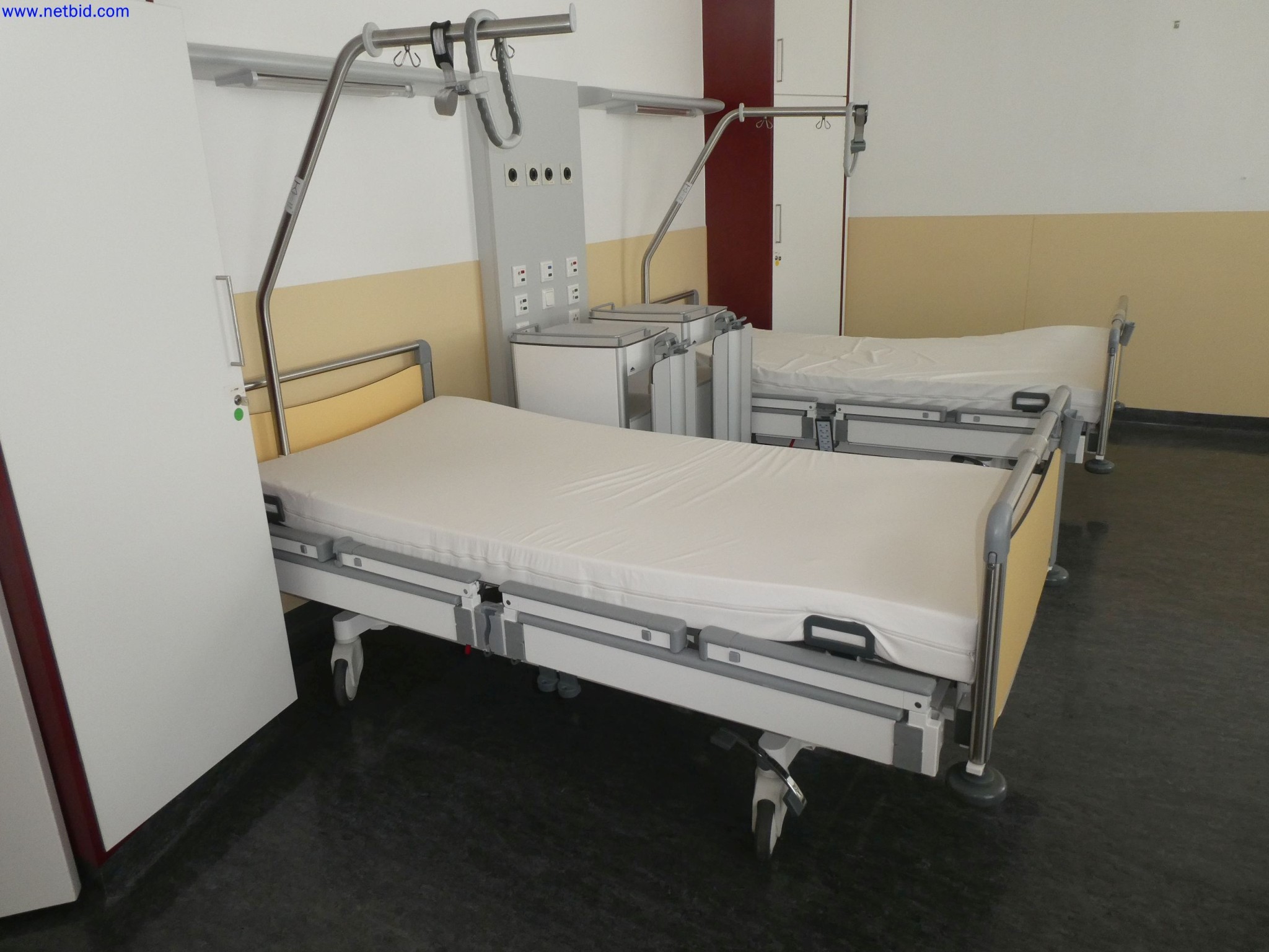 Medyczne urządzenia techniczne, wyposażenie i meble szpitalne-6