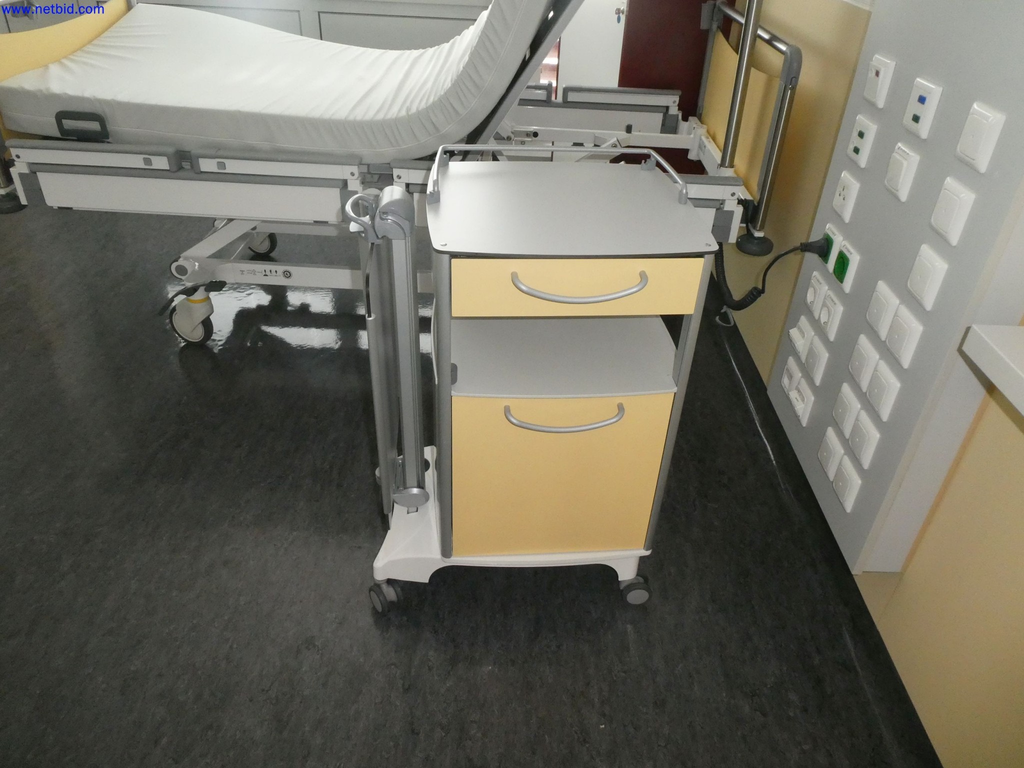 Medyczne urządzenia techniczne, wyposażenie i meble szpitalne-8