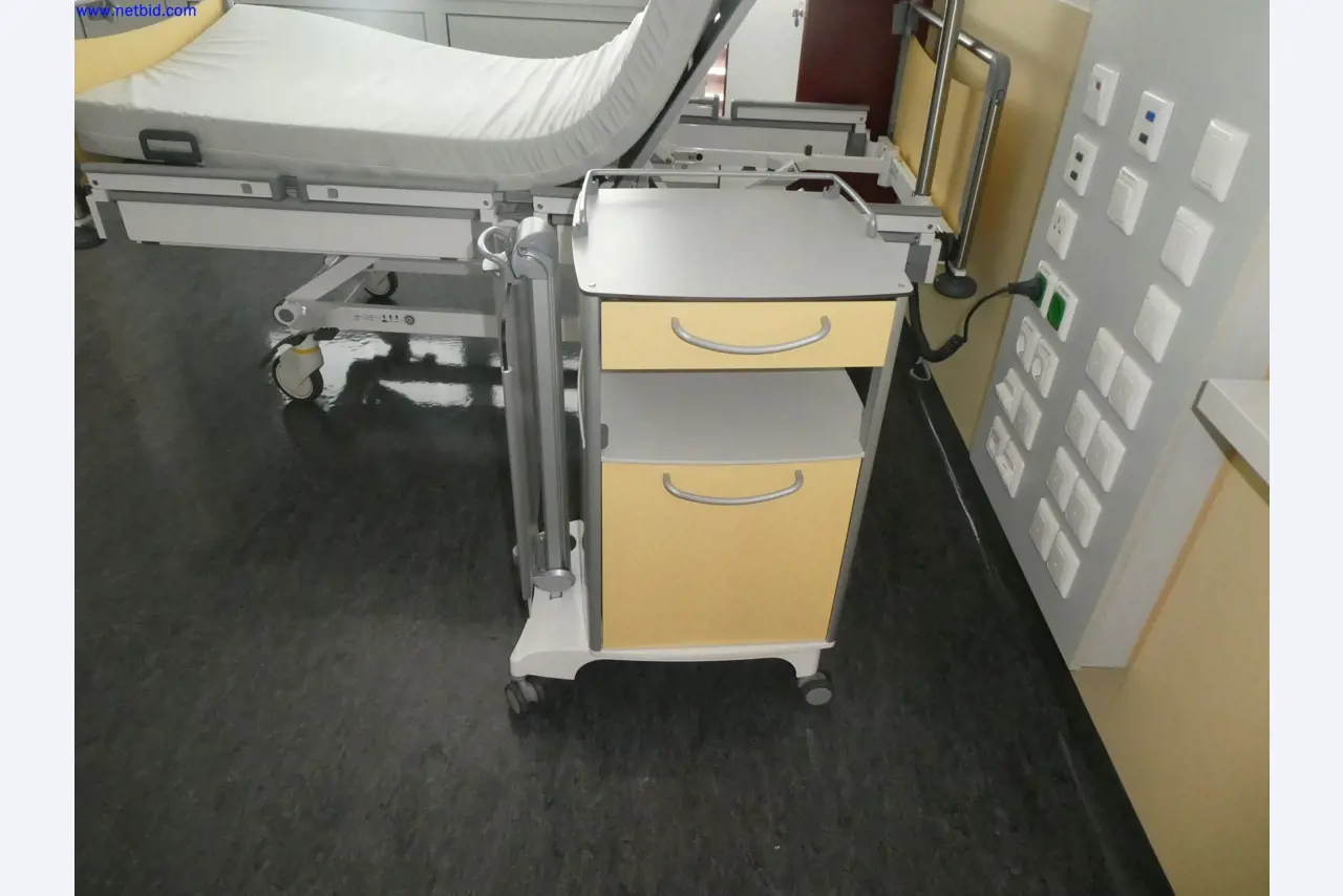 Medyczne urządzenia techniczne, wyposażenie i meble szpitalne-8