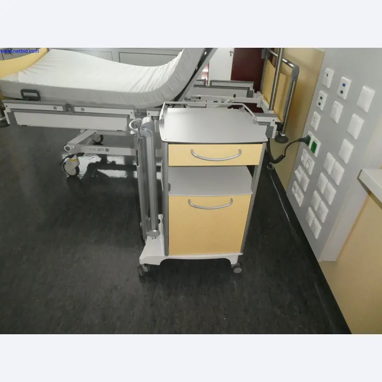 Medyczne urządzenia techniczne, wyposażenie i meble szpitalne-8