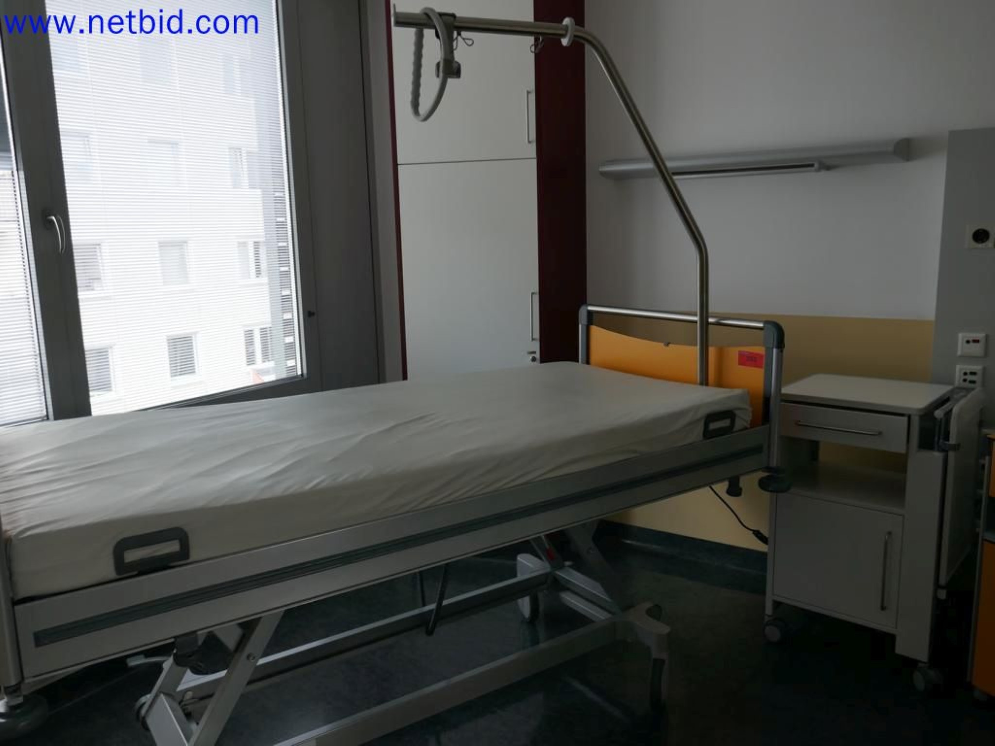 Medyczne urządzenia techniczne, wyposażenie i meble szpitalne-1