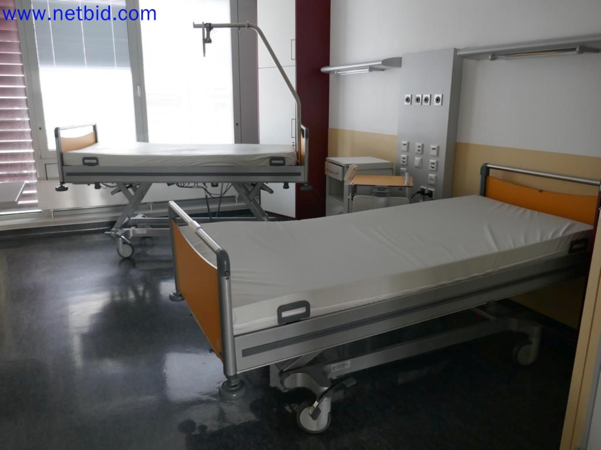 Medyczne urządzenia techniczne, wyposażenie i meble szpitalne-3