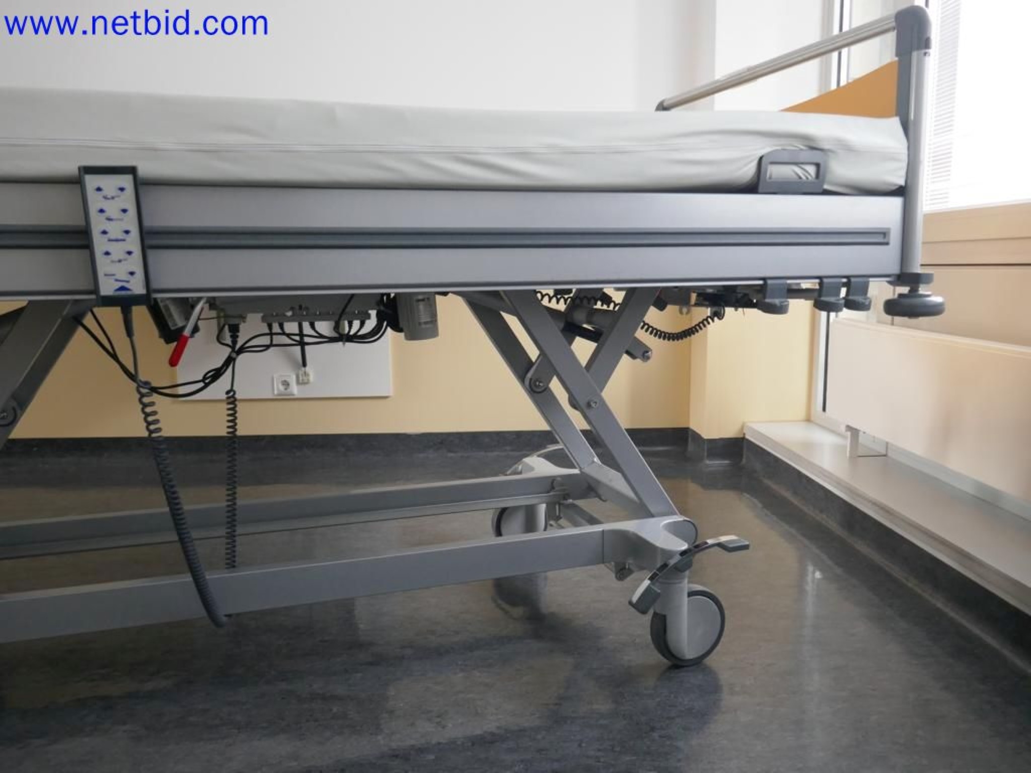 Medyczne urządzenia techniczne, wyposażenie i meble szpitalne-6