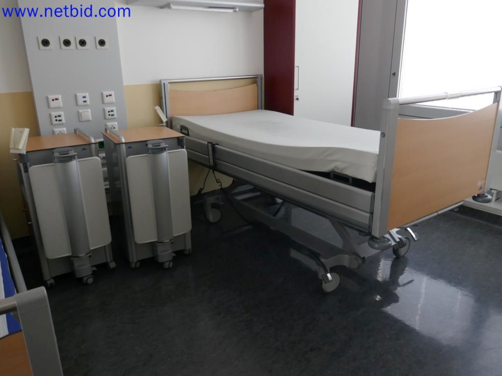 Medyczne urządzenia techniczne, wyposażenie i meble szpitalne-7