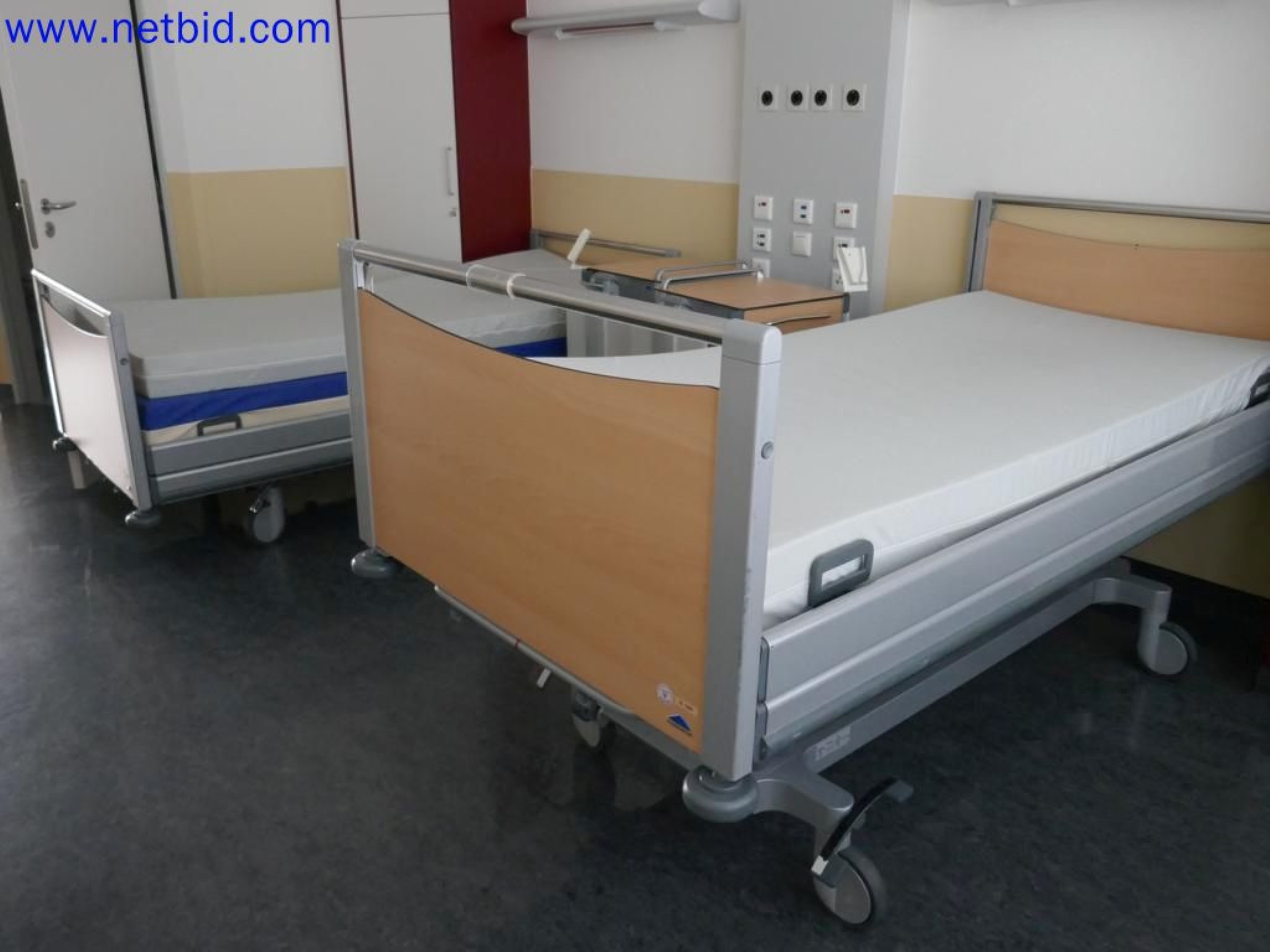 Medyczne urządzenia techniczne, wyposażenie i meble szpitalne-8