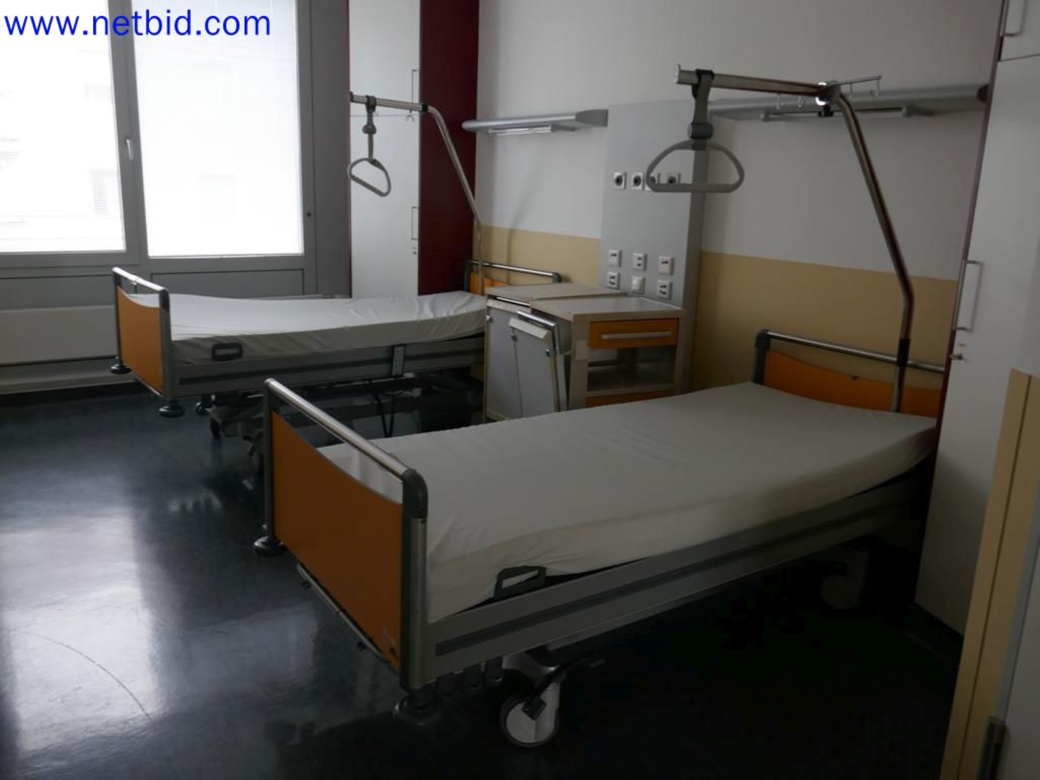 Medyczne urządzenia techniczne, wyposażenie i meble szpitalne-9