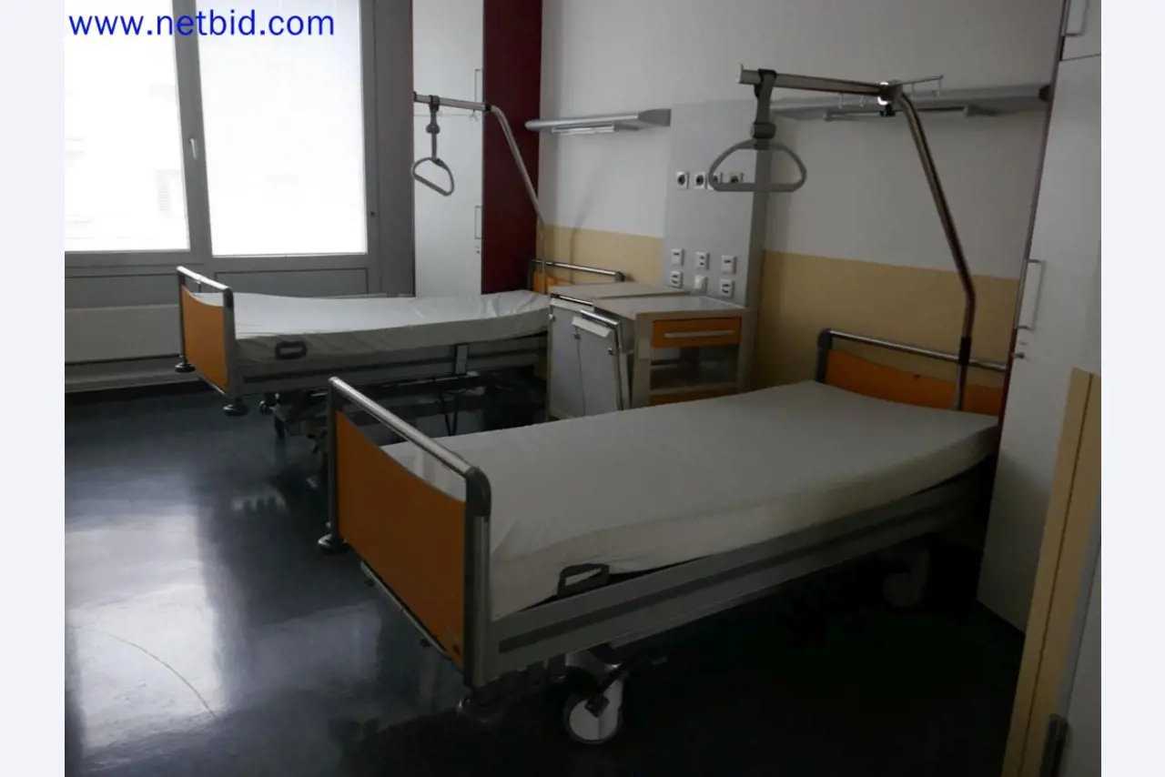 Medyczne urządzenia techniczne, wyposażenie i meble szpitalne-9