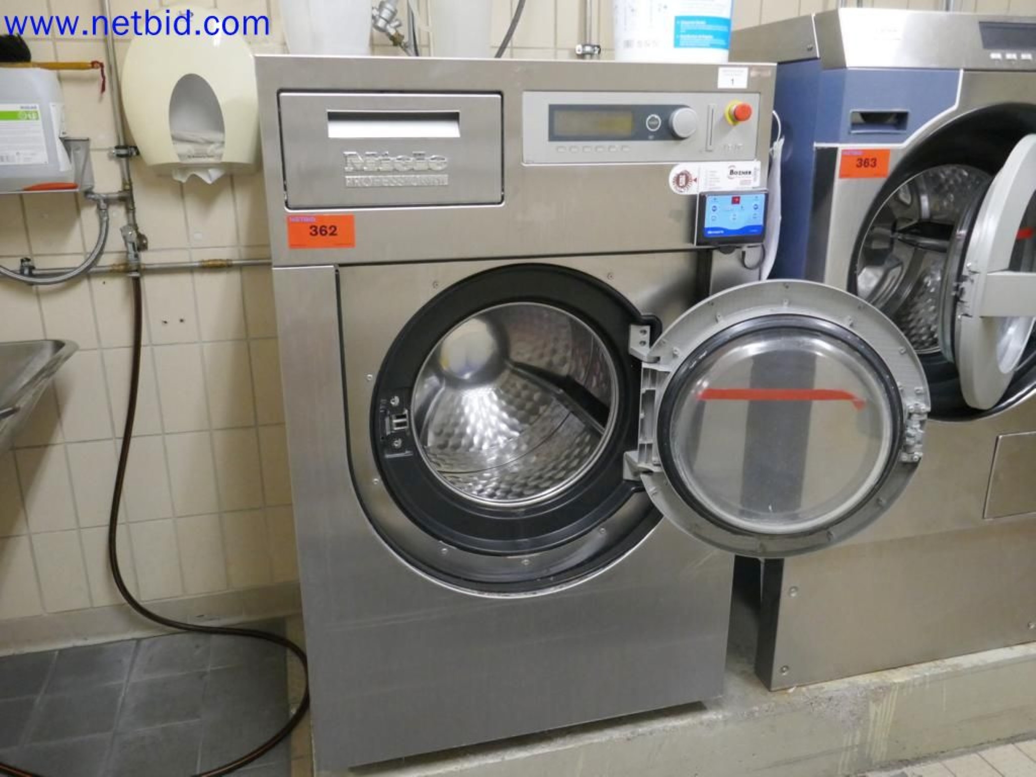 Medyczne urządzenia techniczne, wyposażenie i meble szpitalne-1