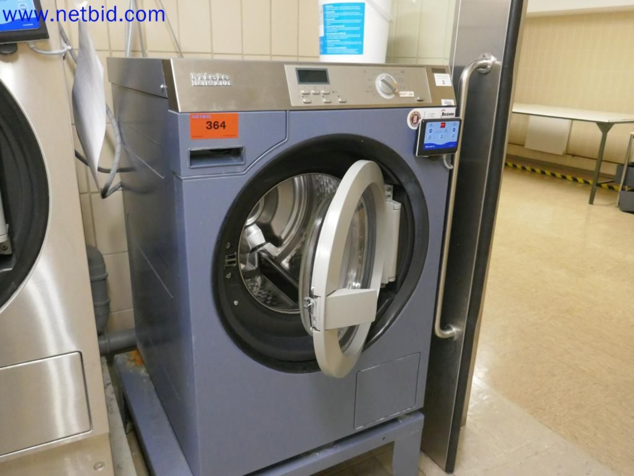 Medyczne urządzenia techniczne, wyposażenie i meble szpitalne-3