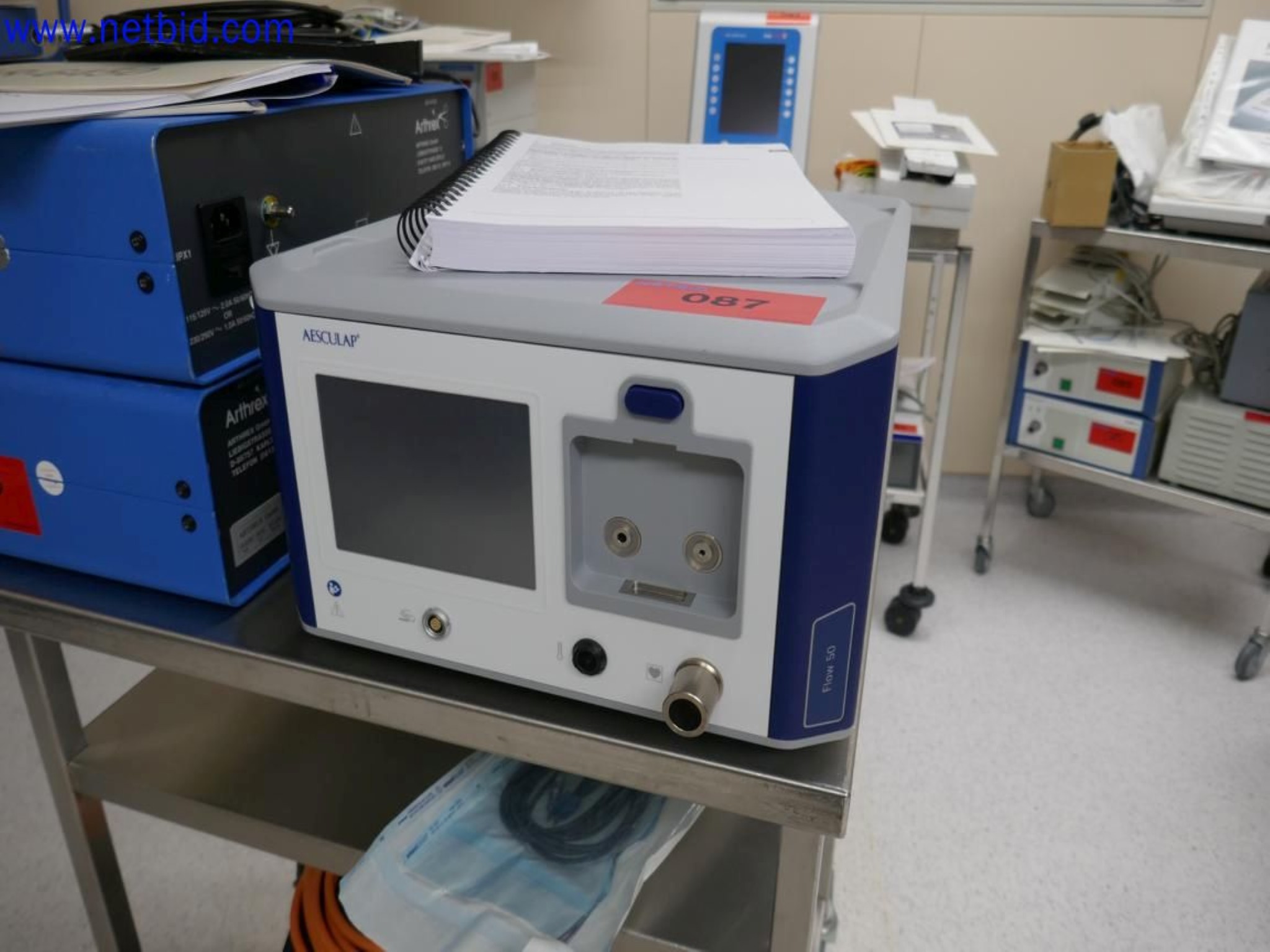 Medyczne urządzenia techniczne, wyposażenie i meble szpitalne-1