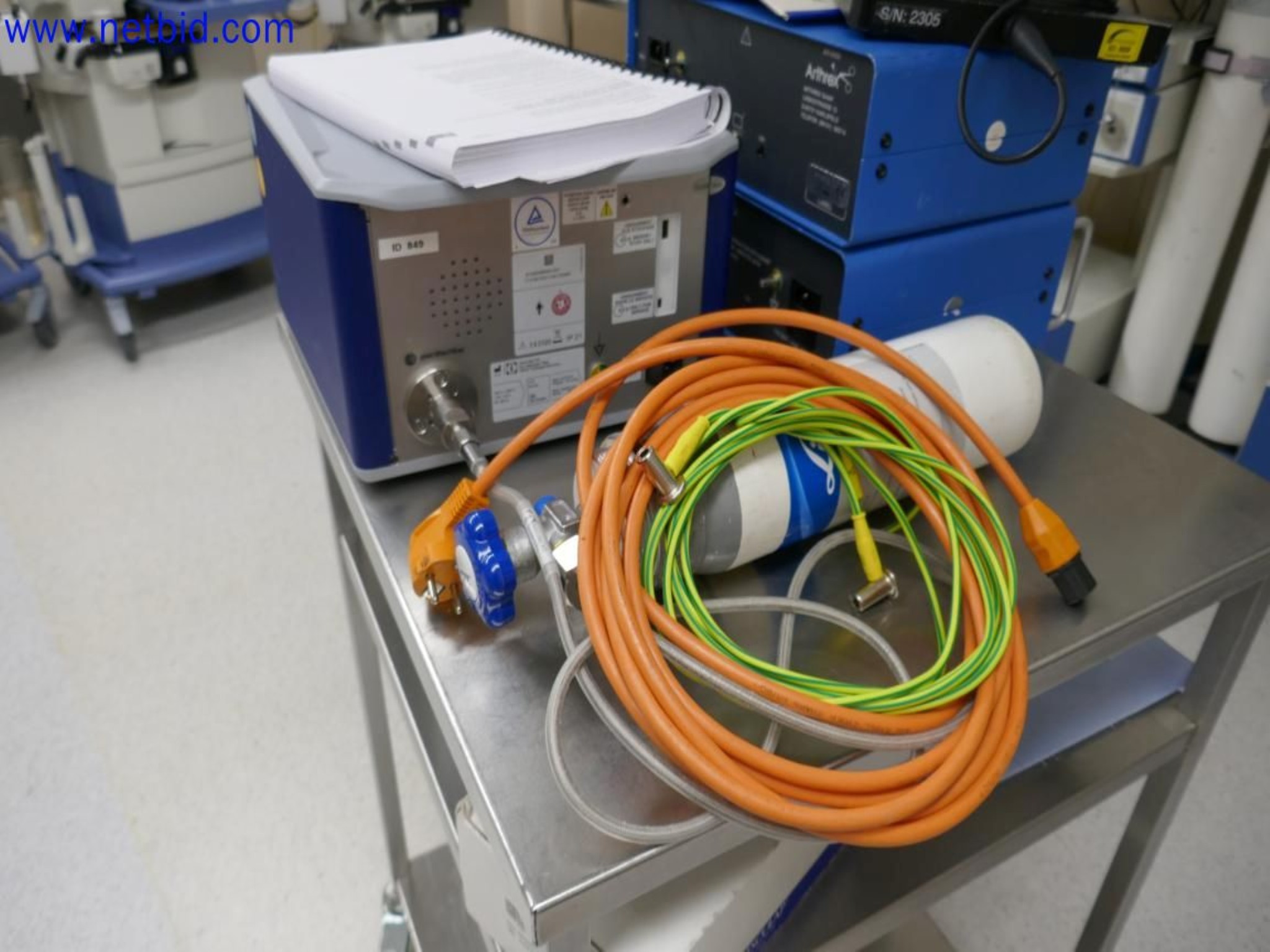 Medyczne urządzenia techniczne, wyposażenie i meble szpitalne-3