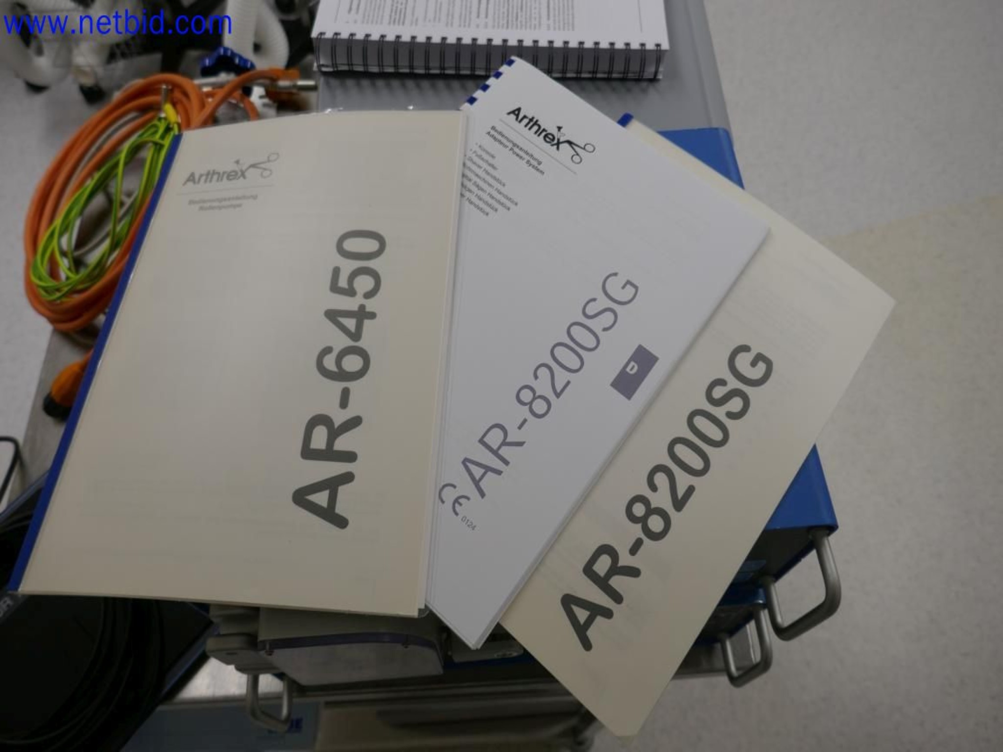 Medyczne urządzenia techniczne, wyposażenie i meble szpitalne-4