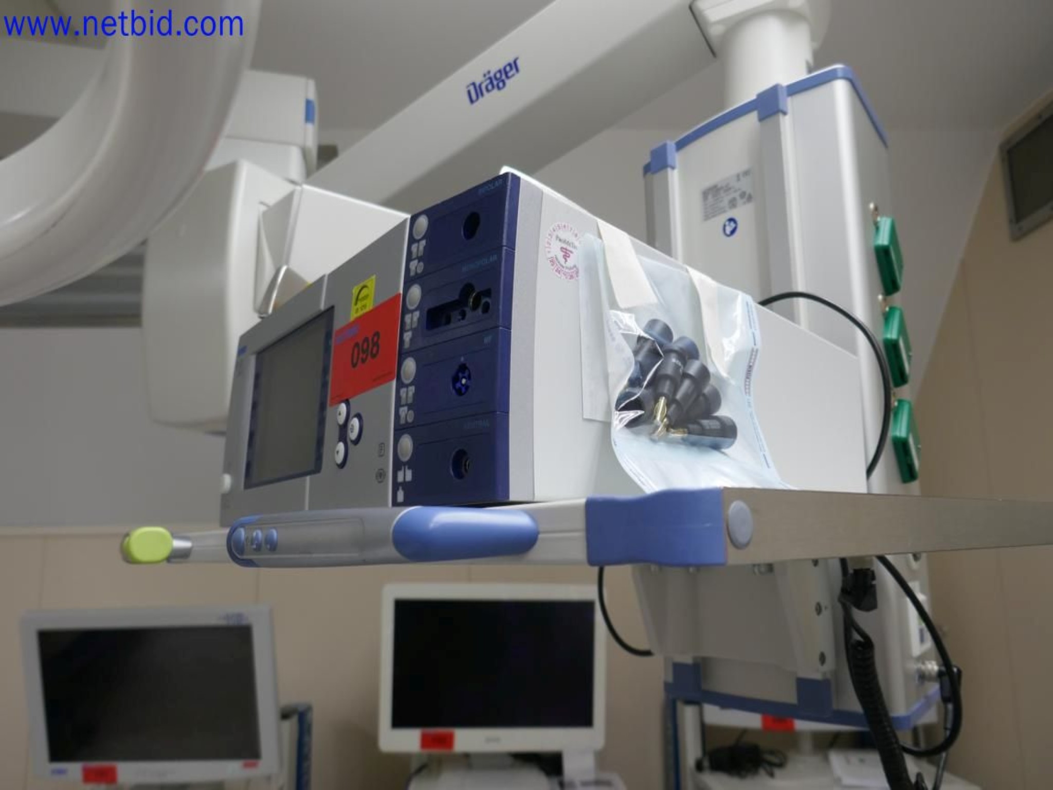 Medyczne urządzenia techniczne, wyposażenie i meble szpitalne-3