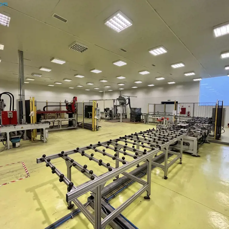 Línea de montaje de módulos fotovoltaicos REIS