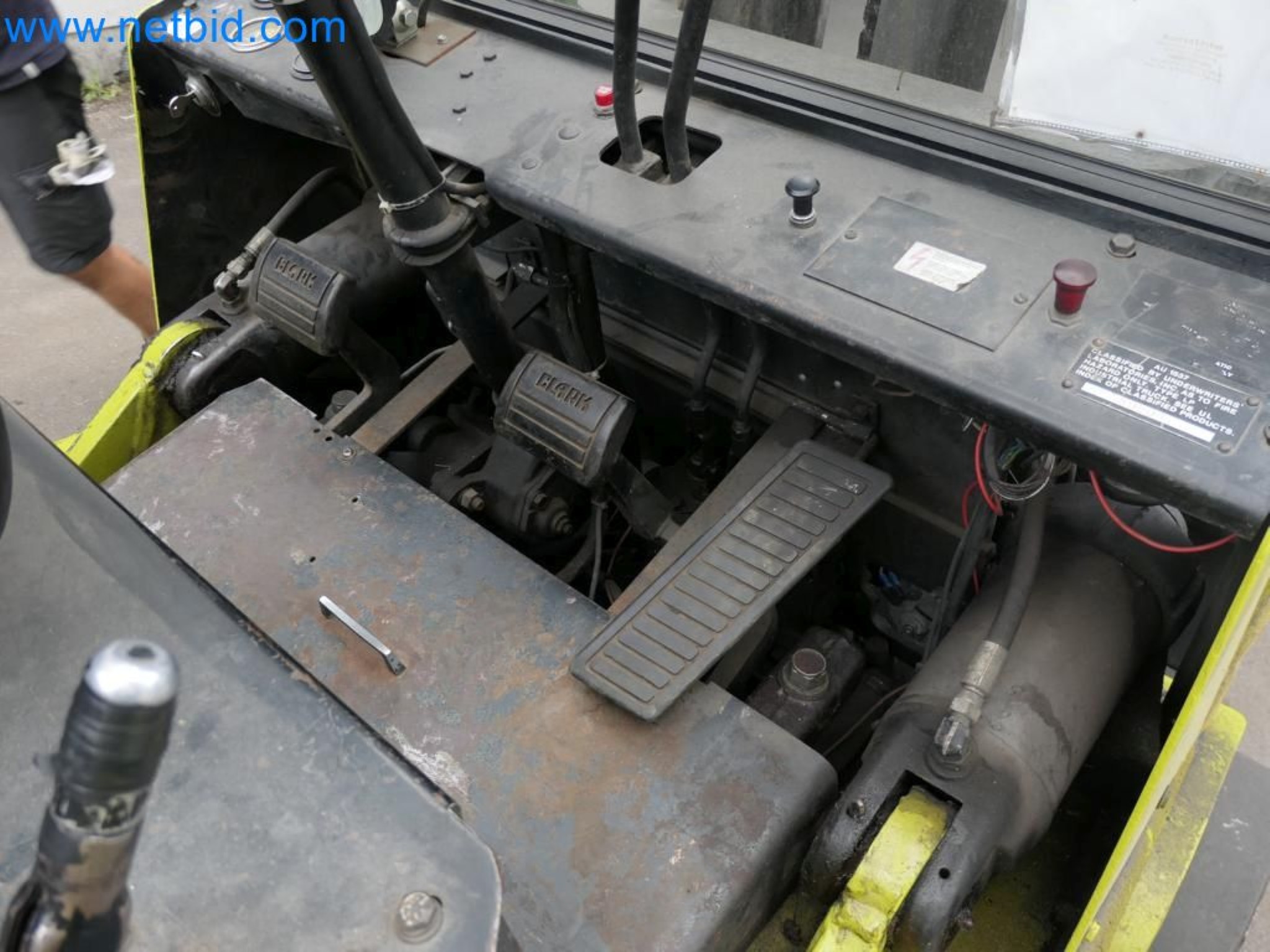 Kovozpracující stroje, vozidla a provozní a kancelářské vybavení-11