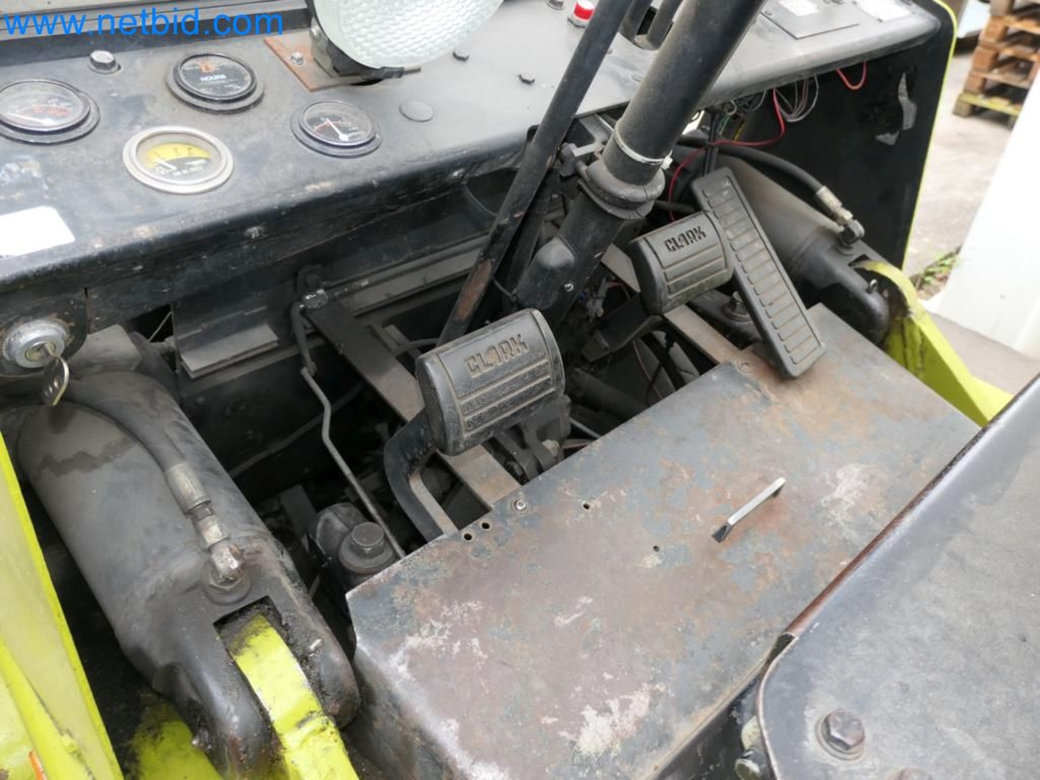 Kovozpracující stroje, vozidla a provozní a kancelářské vybavení-4