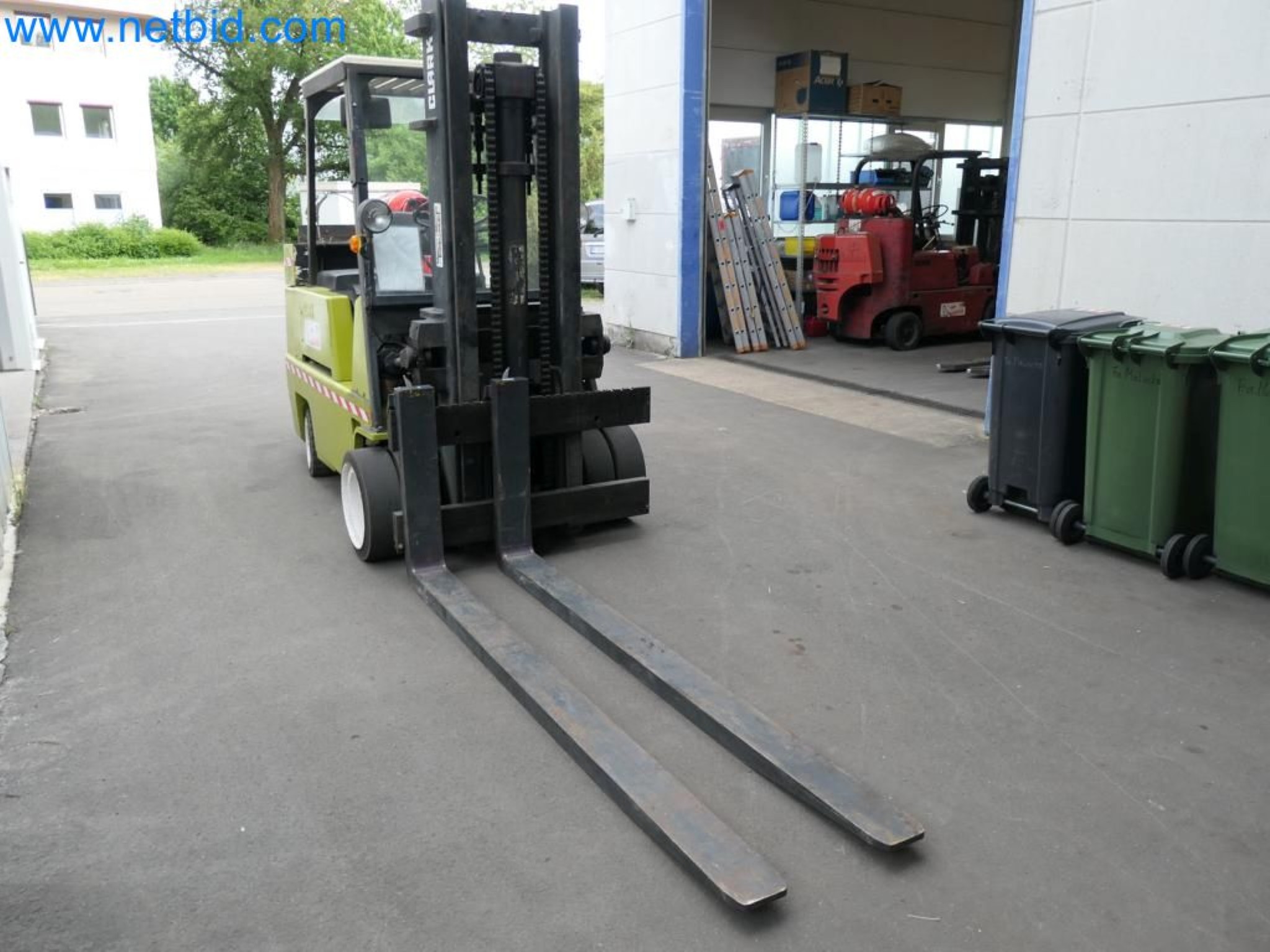 Kovozpracující stroje, vozidla a provozní a kancelářské vybavení-8