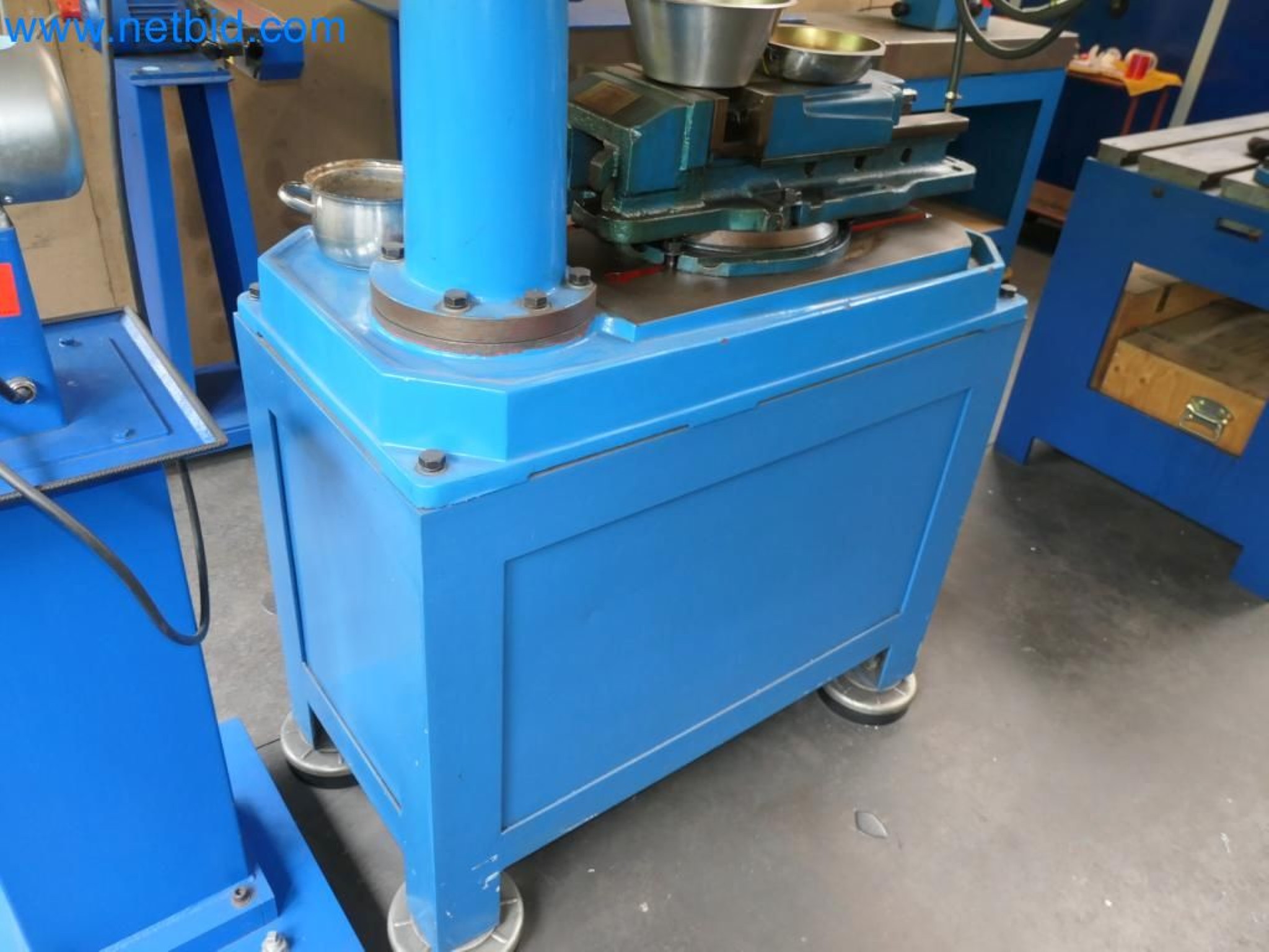 Kovozpracující stroje, vozidla a provozní a kancelářské vybavení-7