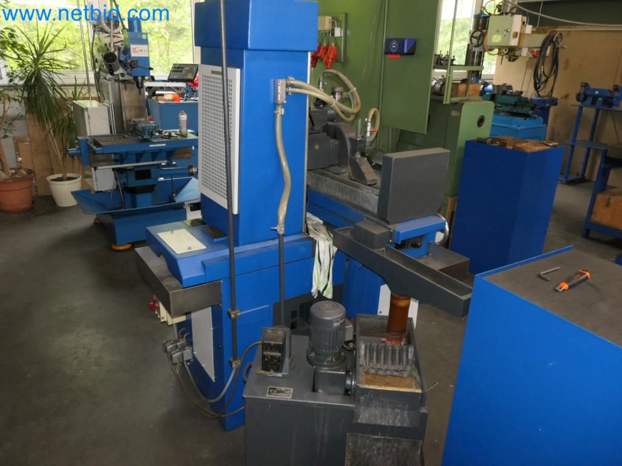 Kovozpracující stroje, vozidla a provozní a kancelářské vybavení-6