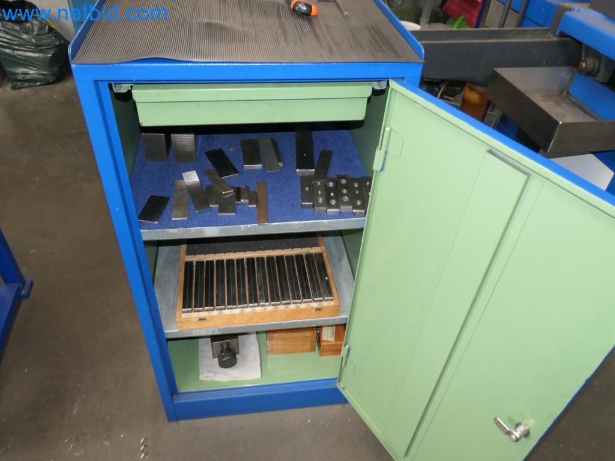 Kovozpracující stroje, vozidla a provozní a kancelářské vybavení-7