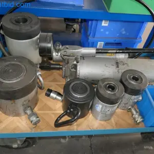 7 Zvedací píst/hydraulický válec