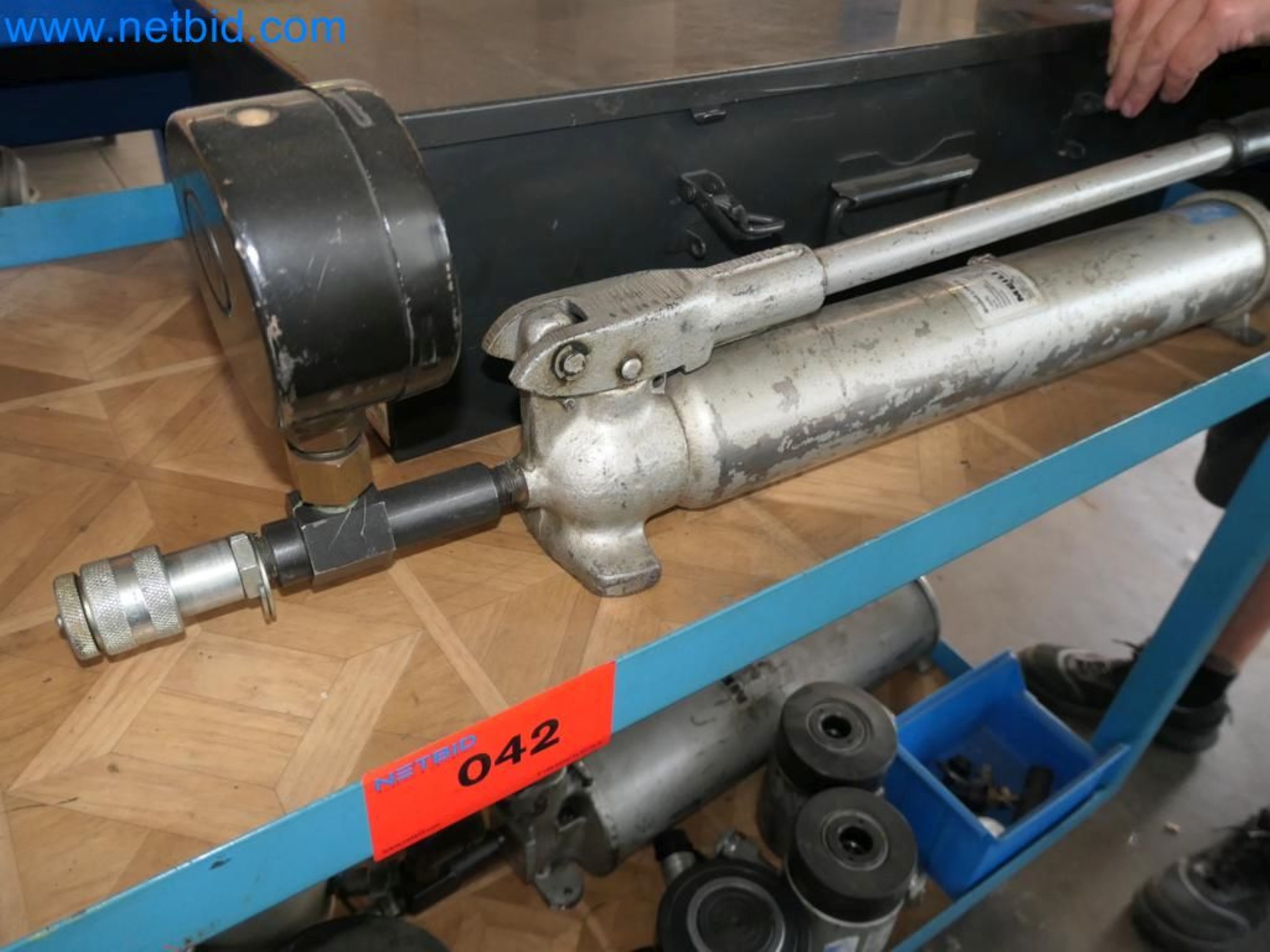 Kovozpracující stroje, vozidla a provozní a kancelářské vybavení-4