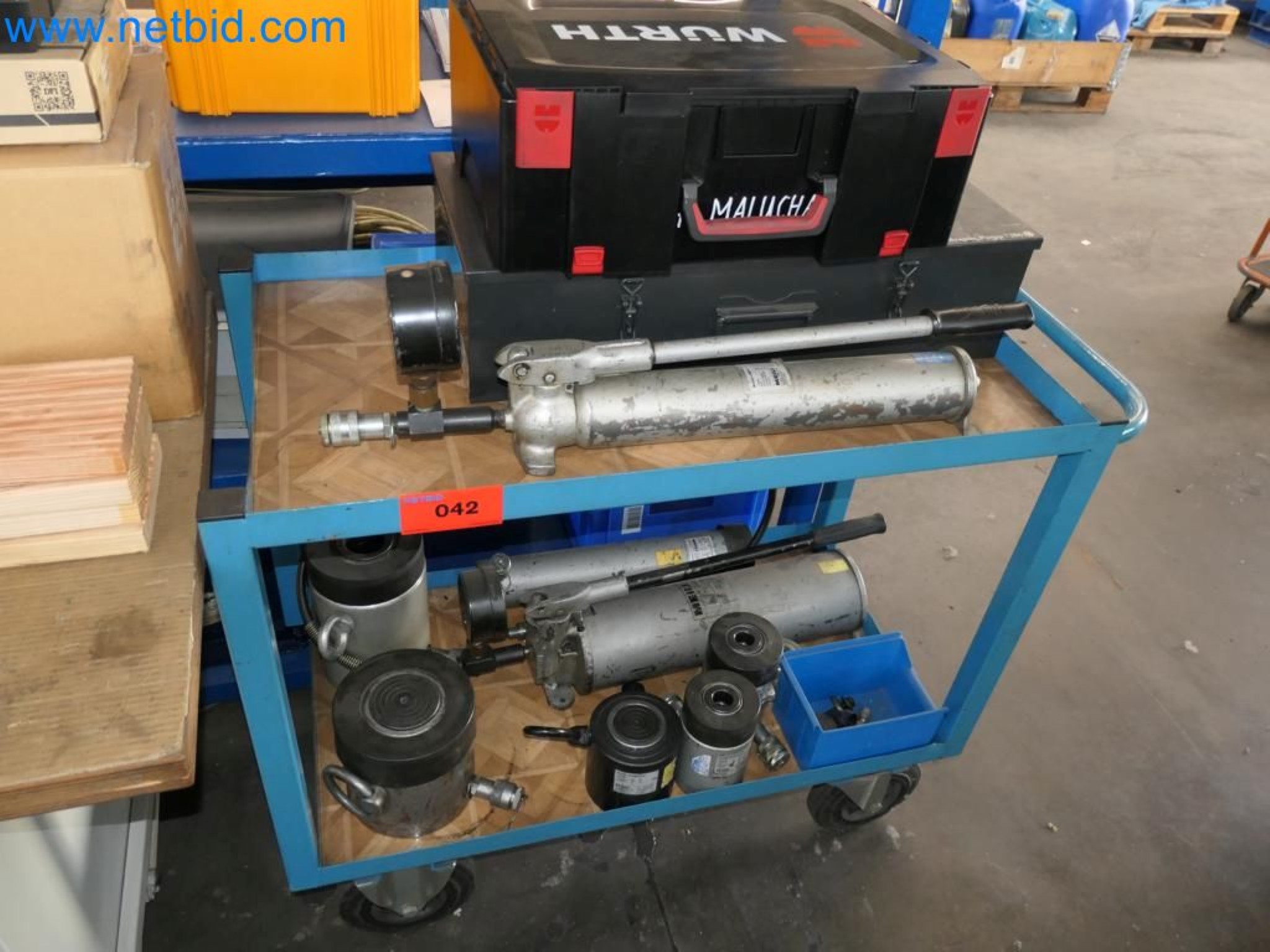 Kovozpracující stroje, vozidla a provozní a kancelářské vybavení-7