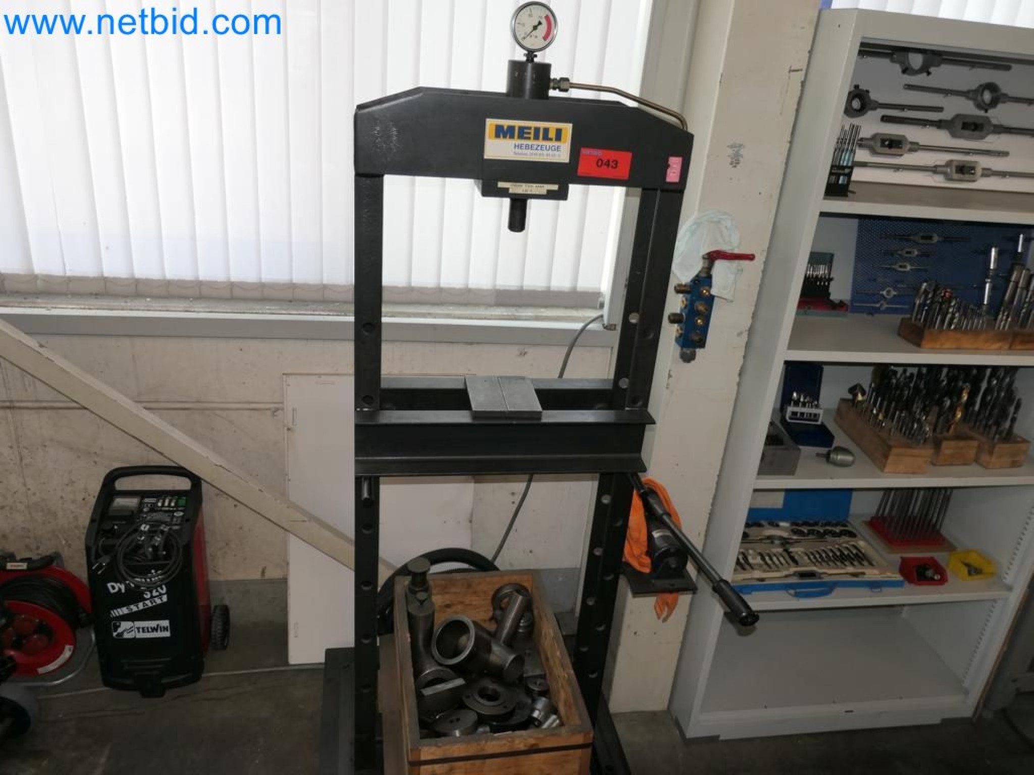 Kovozpracující stroje, vozidla a provozní a kancelářské vybavení-1