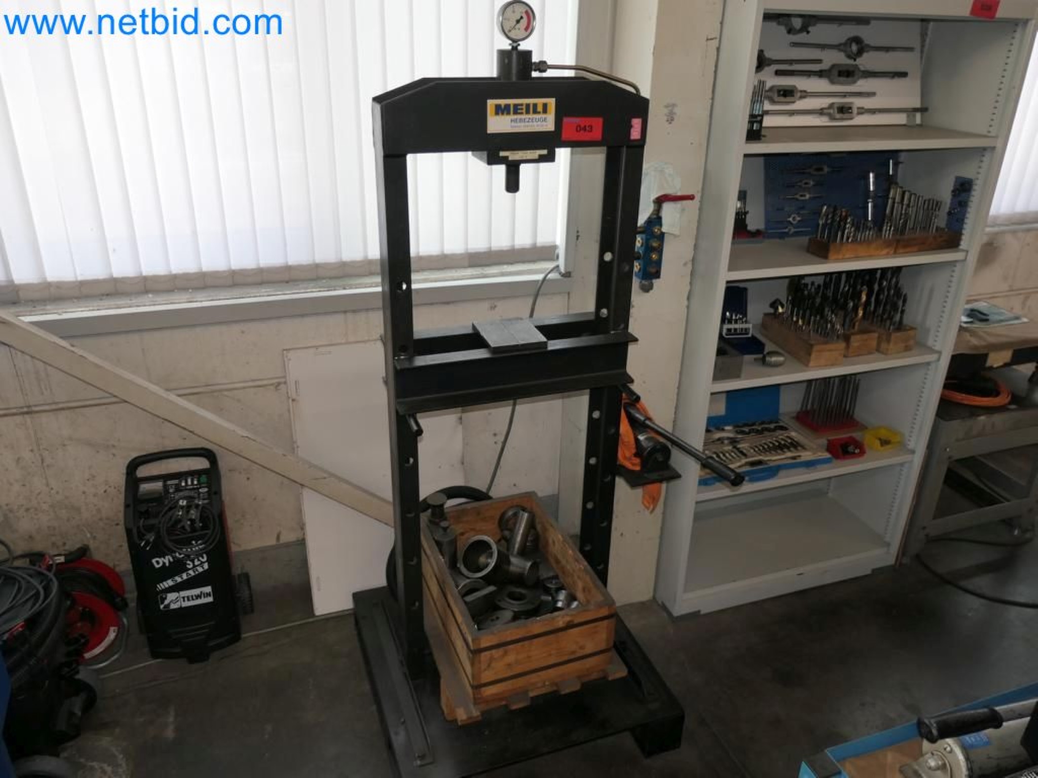 Kovozpracující stroje, vozidla a provozní a kancelářské vybavení-2