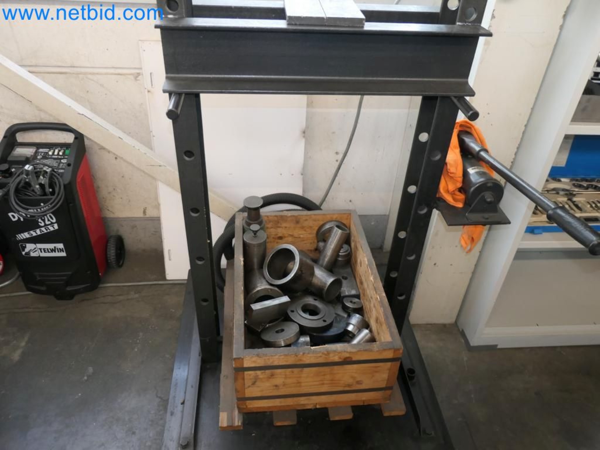 Kovozpracující stroje, vozidla a provozní a kancelářské vybavení-5