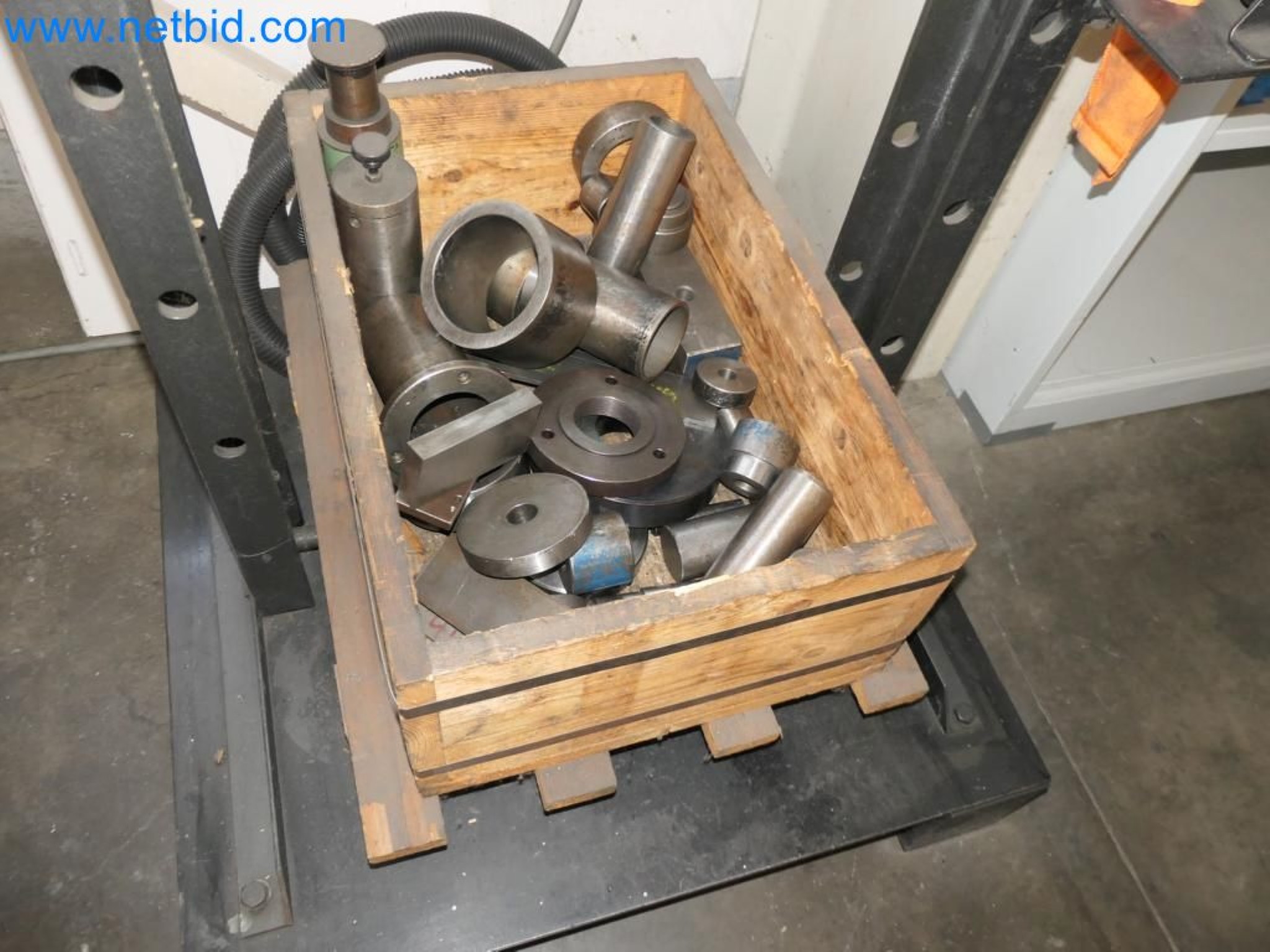 Kovozpracující stroje, vozidla a provozní a kancelářské vybavení-6