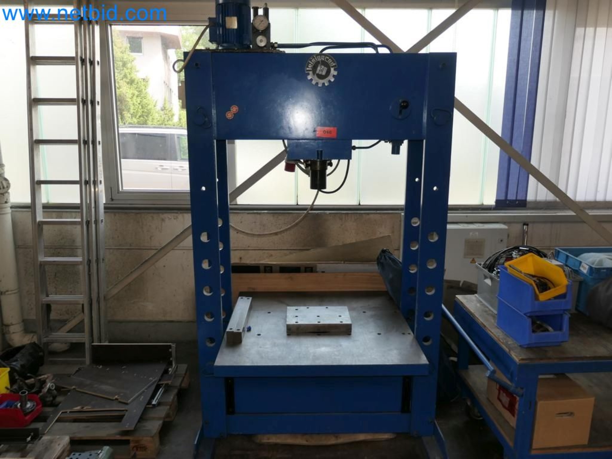 Kovozpracující stroje, vozidla a provozní a kancelářské vybavení-1