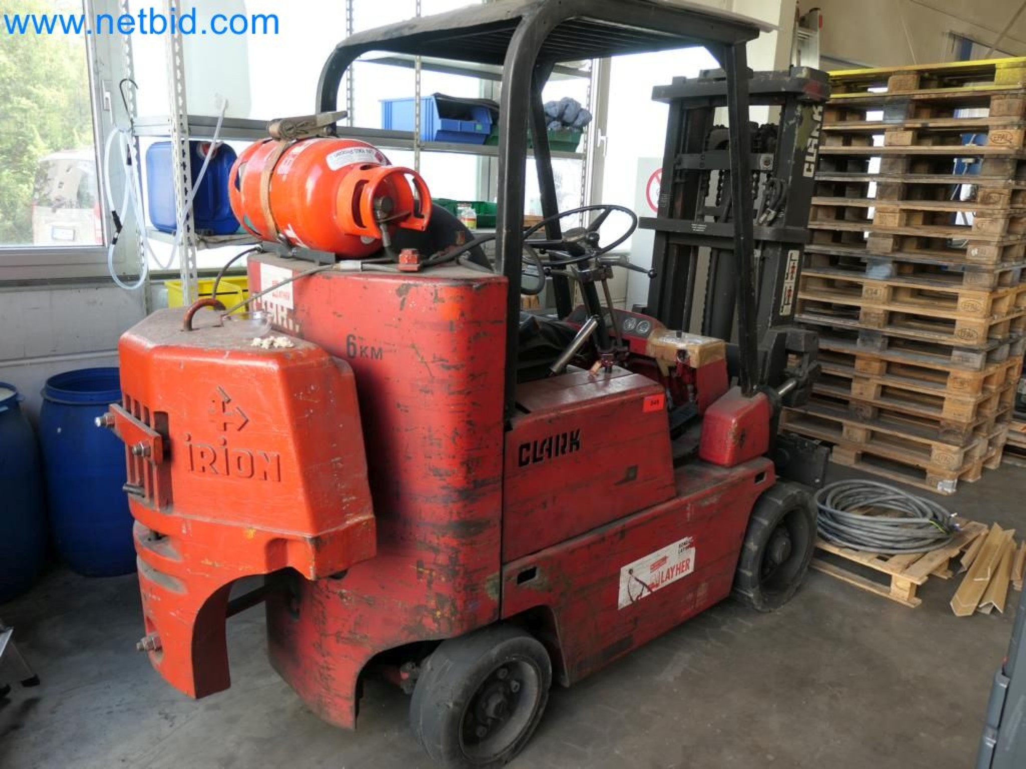 Kovozpracující stroje, vozidla a provozní a kancelářské vybavení-6