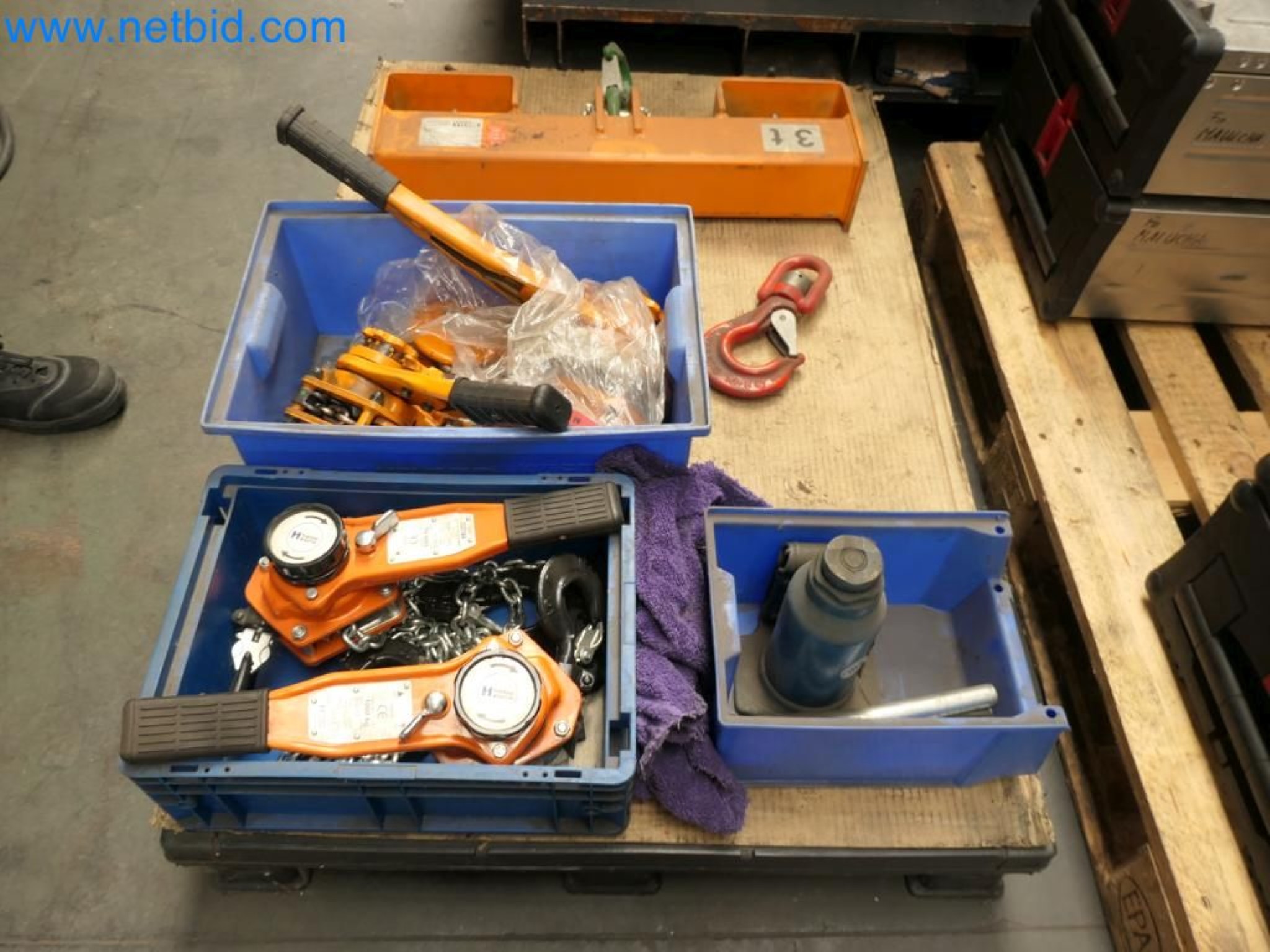 Kovozpracující stroje, vozidla a provozní a kancelářské vybavení-6