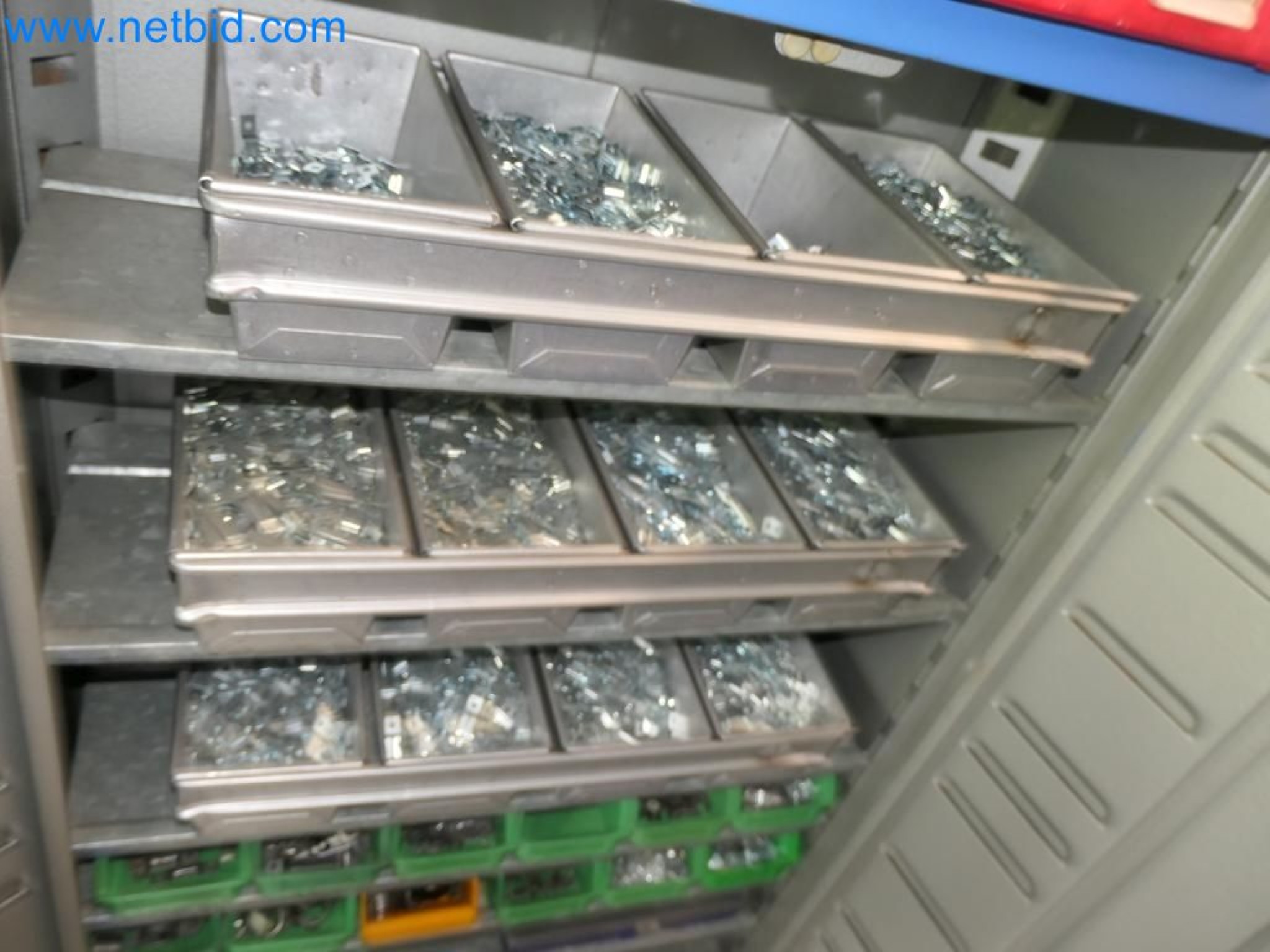 Kovozpracující stroje, vozidla a provozní a kancelářské vybavení-10